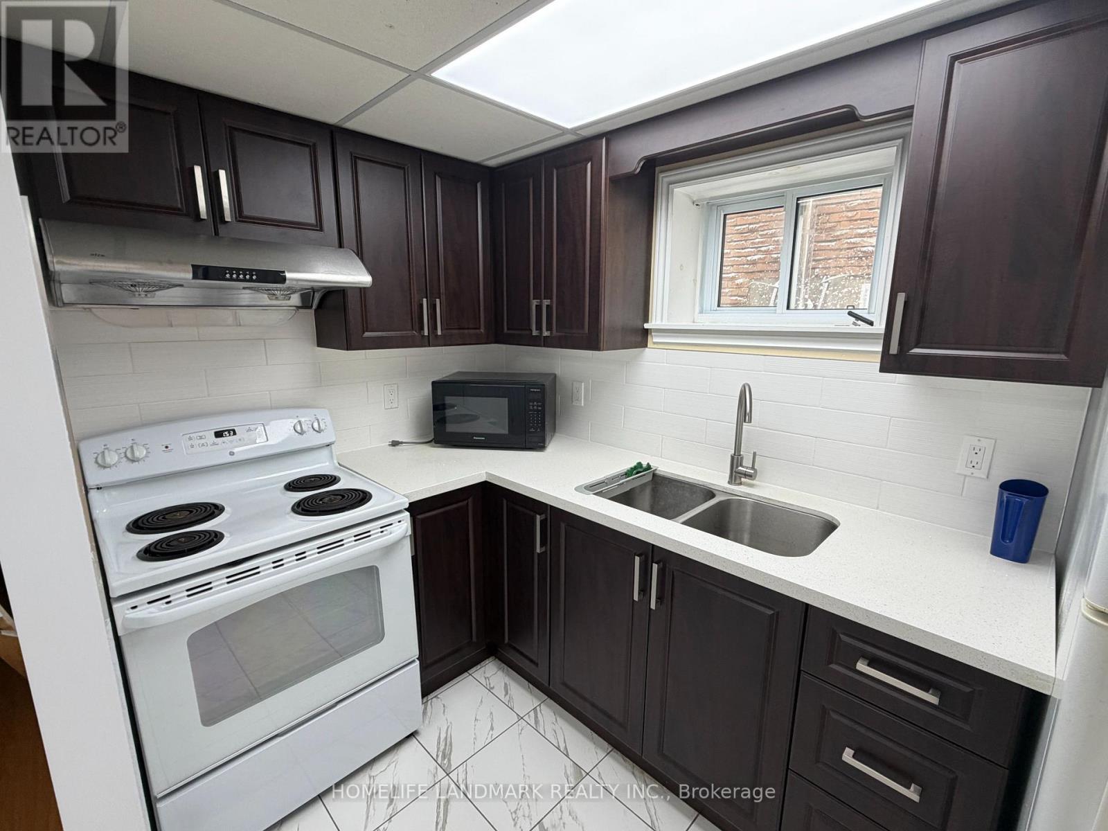 Lower - 874 Sparrow Road, Newmarket, Ontario  L3Y 5P9 - Photo 3 - N12883656