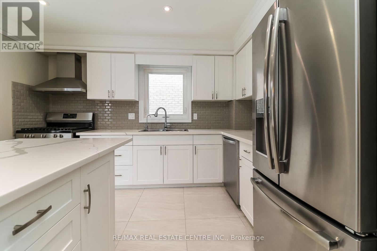 39 Cardinal Street, Barrie, Ontario  L4M 6C9 - Photo 19 - S12883664