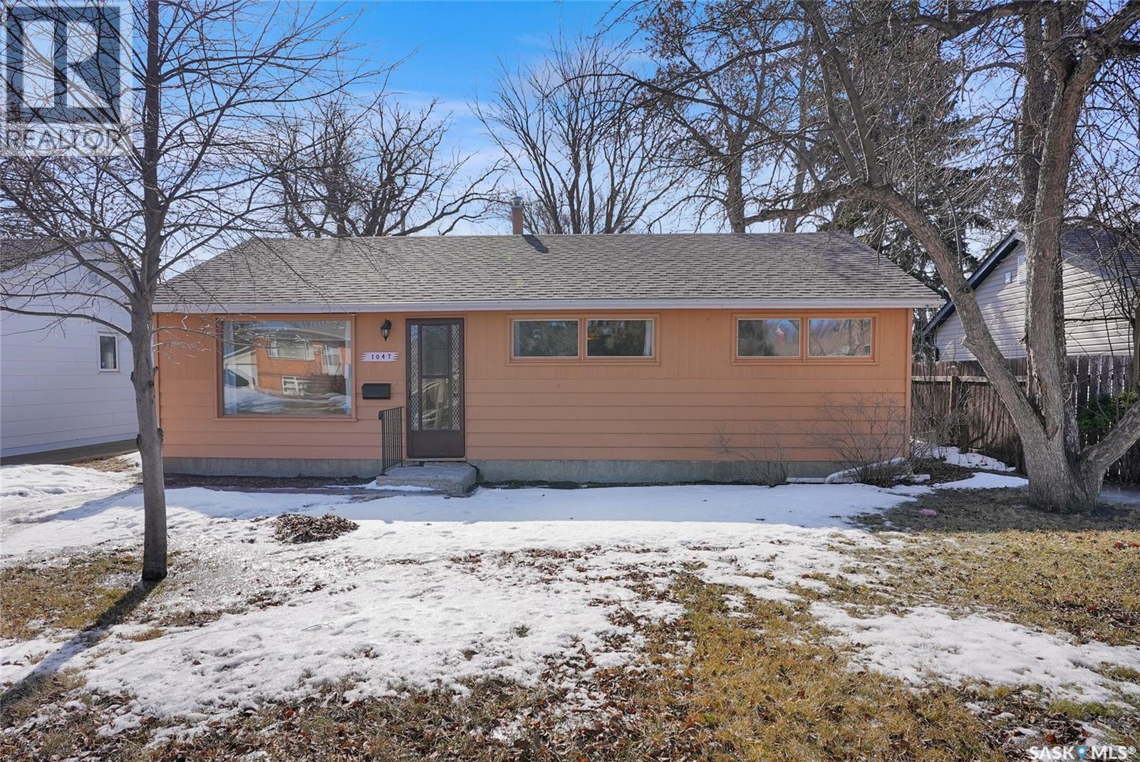 1047 Carleton Street, Moose Jaw, Saskatchewan  S6H 3A3 - Photo 3 - SK030457