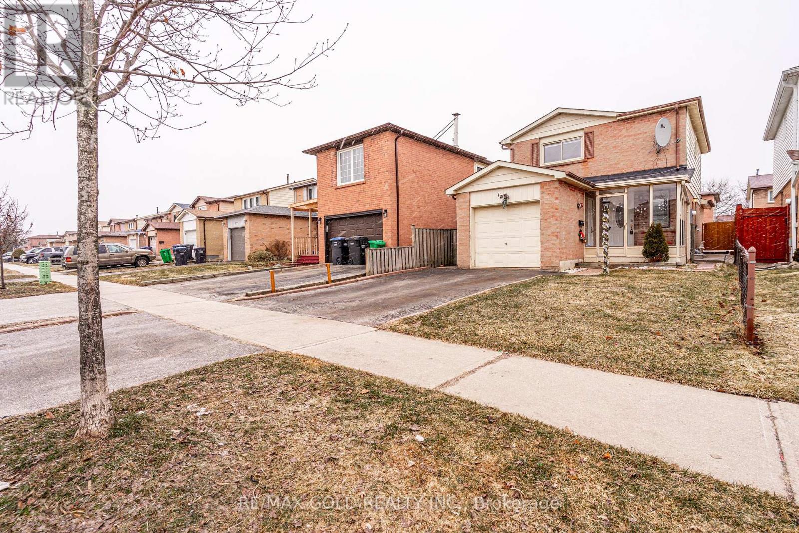 13 Martindale Crescent, Brampton, Ontario  L6X 2V7 - Photo 3 - W12883668
