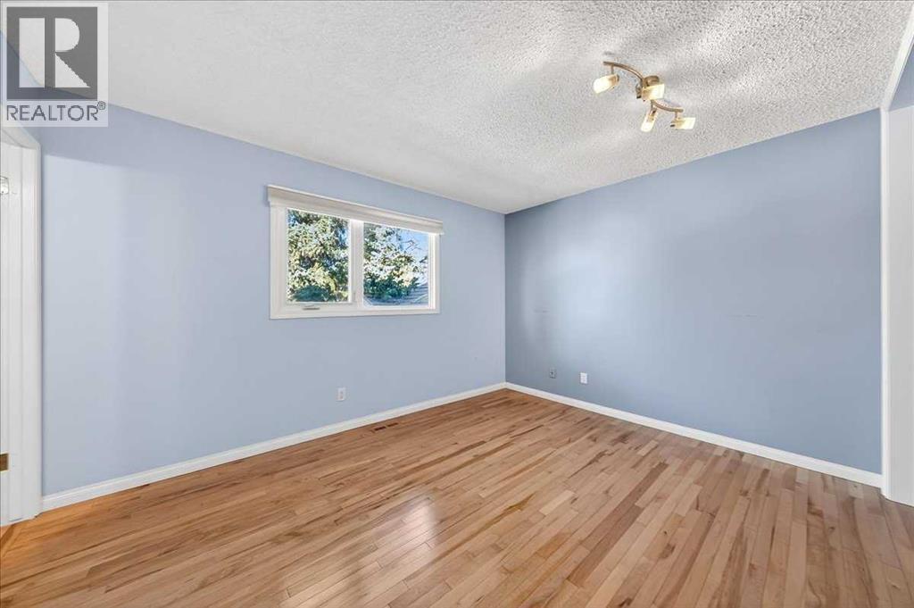 215 Pinegrove Close Ne, Calgary, Alberta  T1Y 1L4 - Photo 18 - A2292033