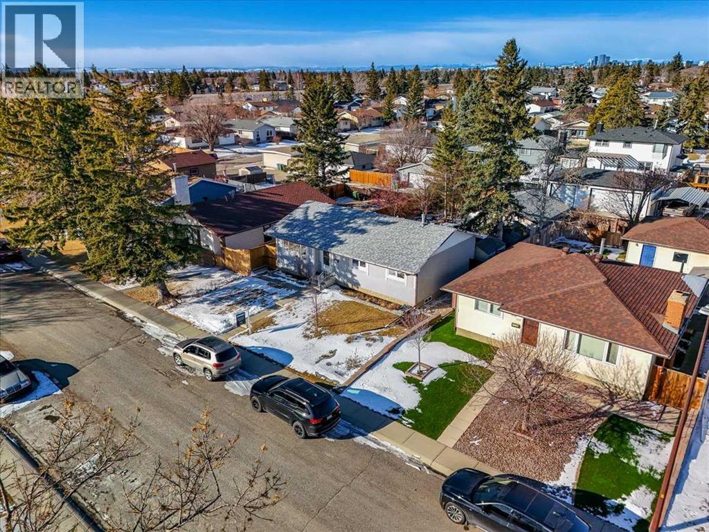 215 Pinegrove Close Ne, Calgary, Alberta  T1Y 1L4 - Photo 3 - A2292033