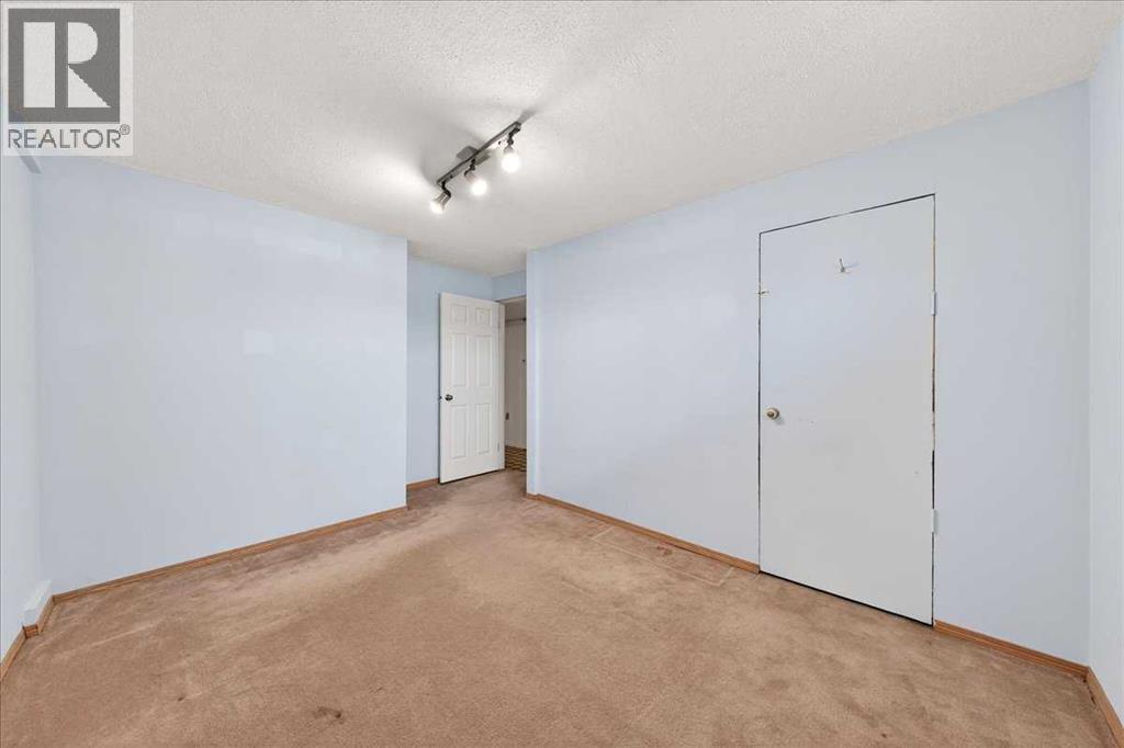 215 Pinegrove Close Ne, Calgary, Alberta  T1Y 1L4 - Photo 37 - A2292033