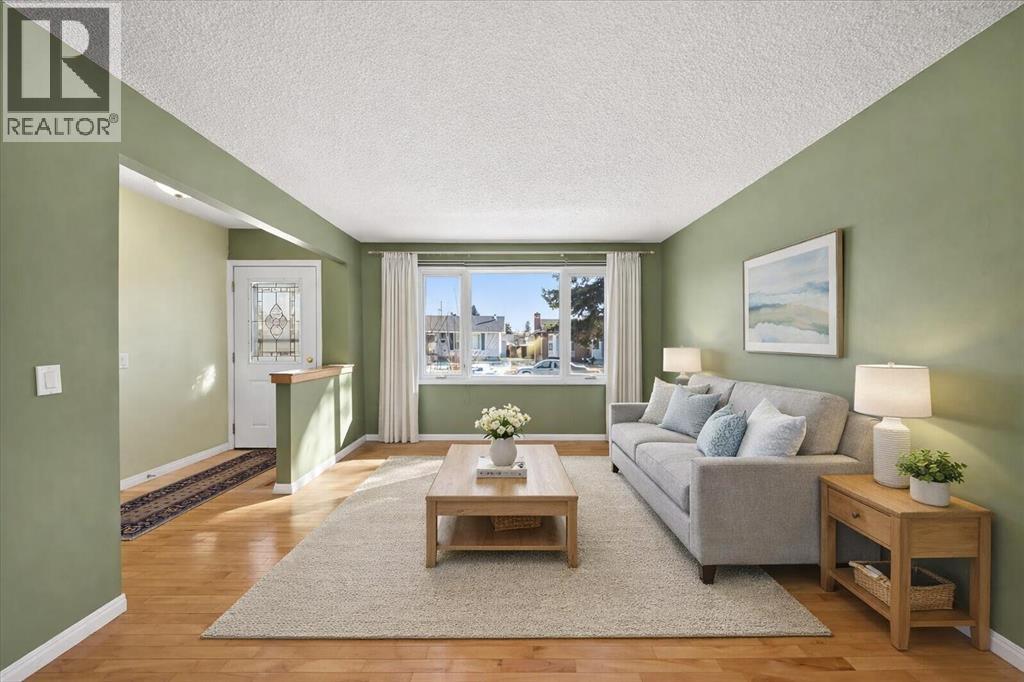 215 Pinegrove Close Ne, Calgary, Alberta  T1Y 1L4 - Photo 6 - A2292033