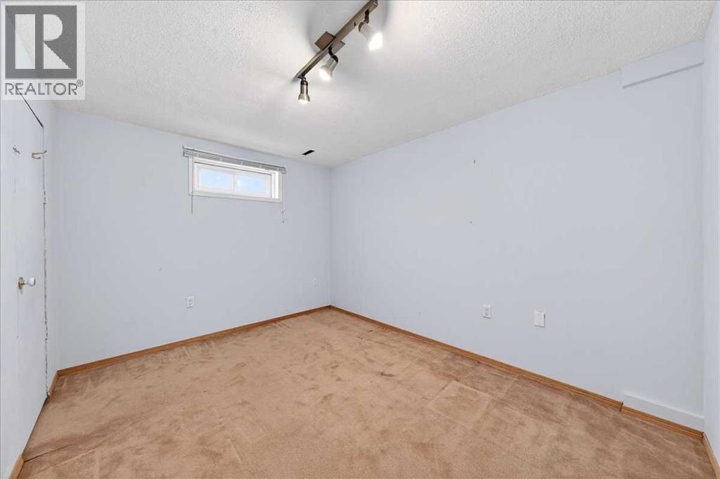 215 Pinegrove Close Ne, Calgary, Alberta  T1Y 1L4 - Photo 38 - A2292033