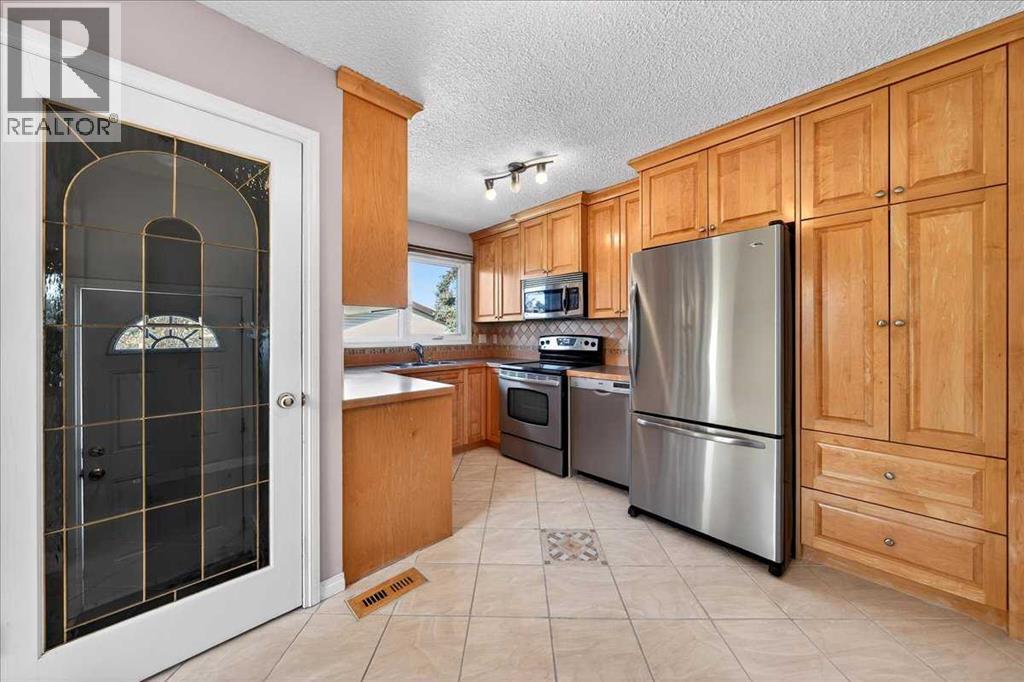 215 Pinegrove Close Ne, Calgary, Alberta  T1Y 1L4 - Photo 11 - A2292033