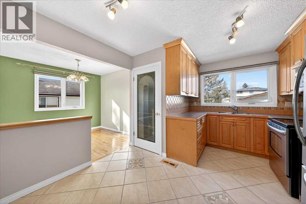 215 Pinegrove Close Ne, Calgary, Alberta  T1Y 1L4 - Photo 12 - A2292033