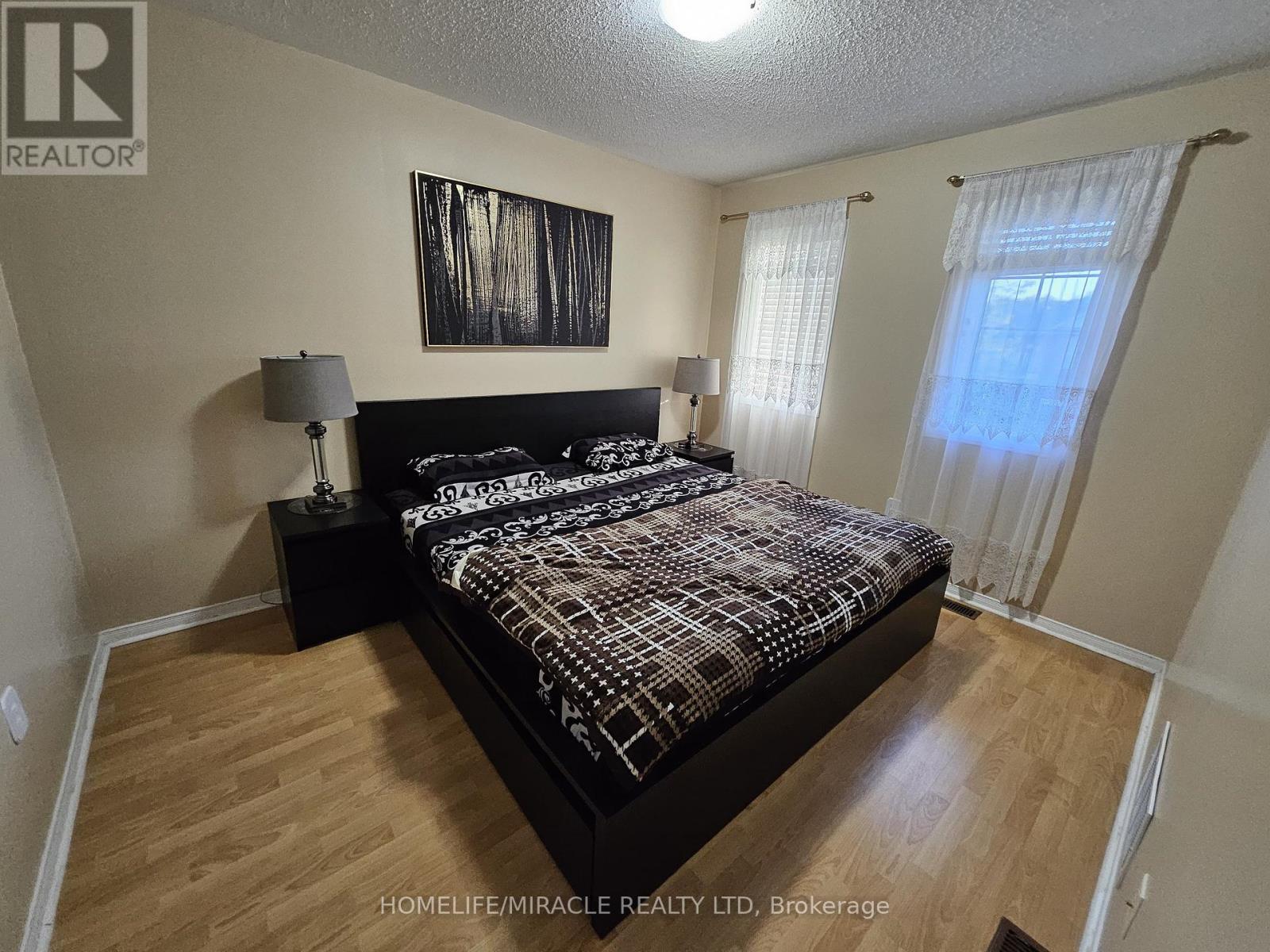 Upper - 25 Oliti Court, Toronto, Ontario  M9L 3A3 - Photo 8 - W12883450