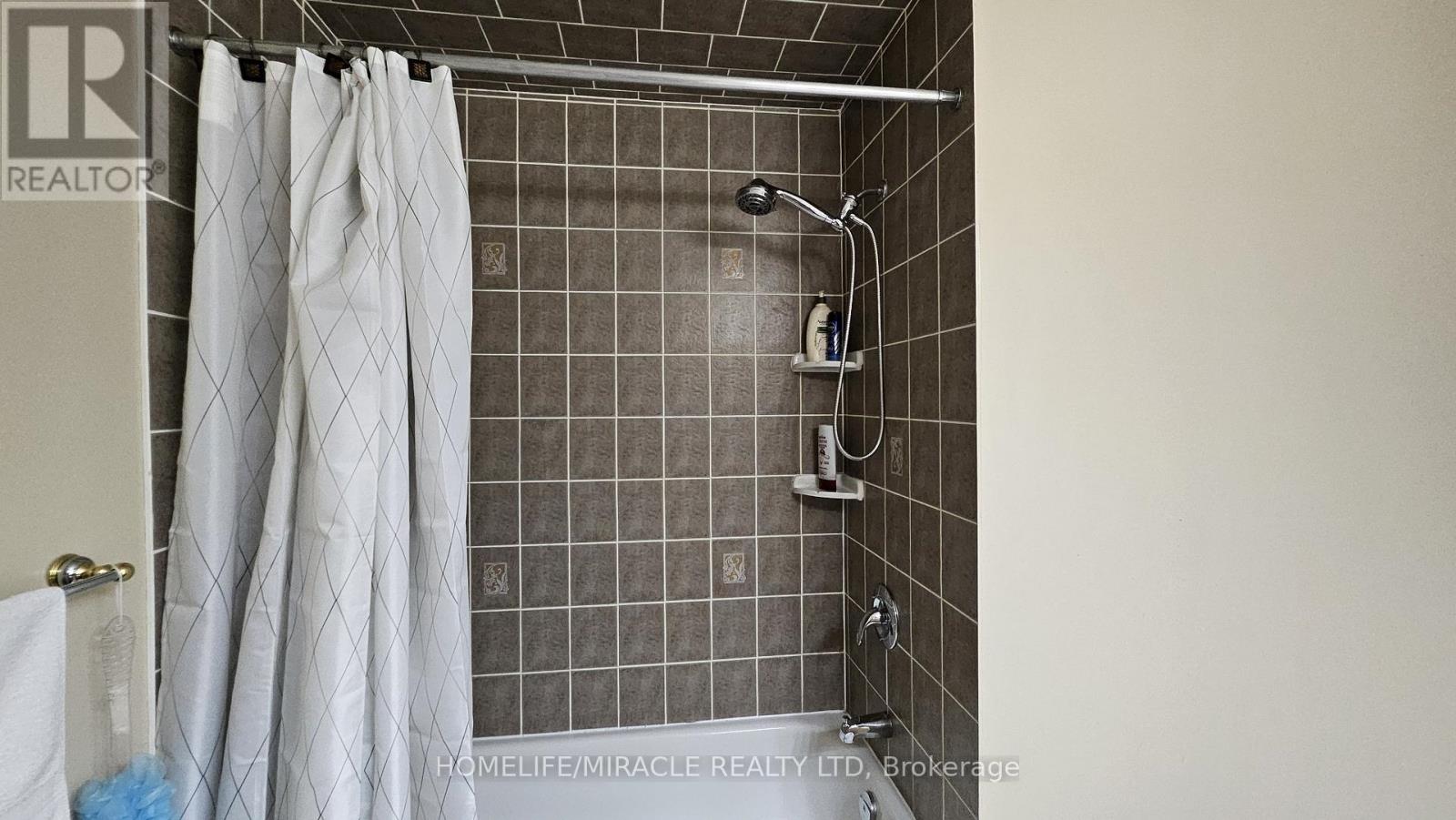 Upper - 25 Oliti Court, Toronto, Ontario  M9L 3A3 - Photo 13 - W12883450