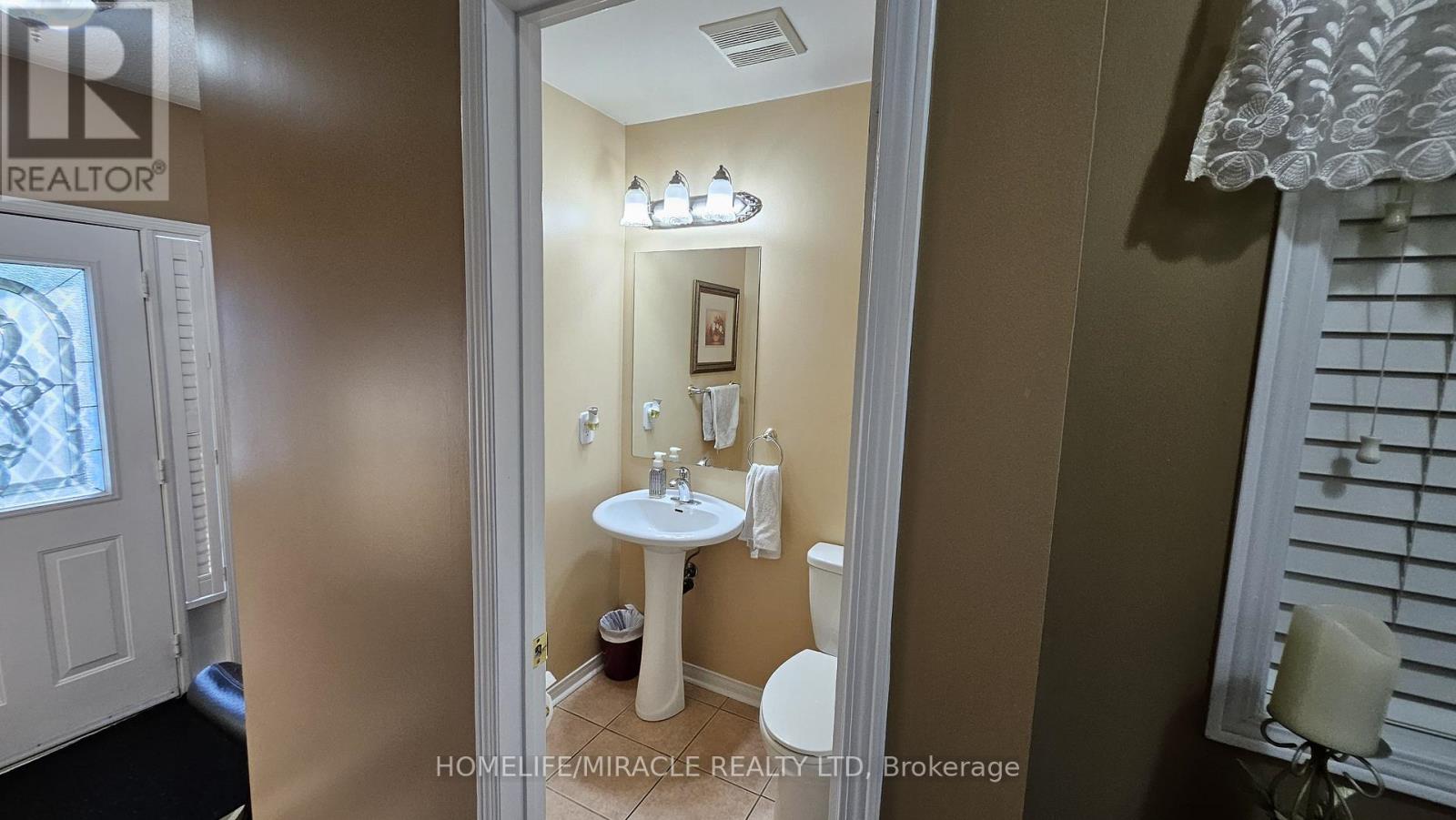 Upper - 25 Oliti Court, Toronto, Ontario  M9L 3A3 - Photo 17 - W12883450