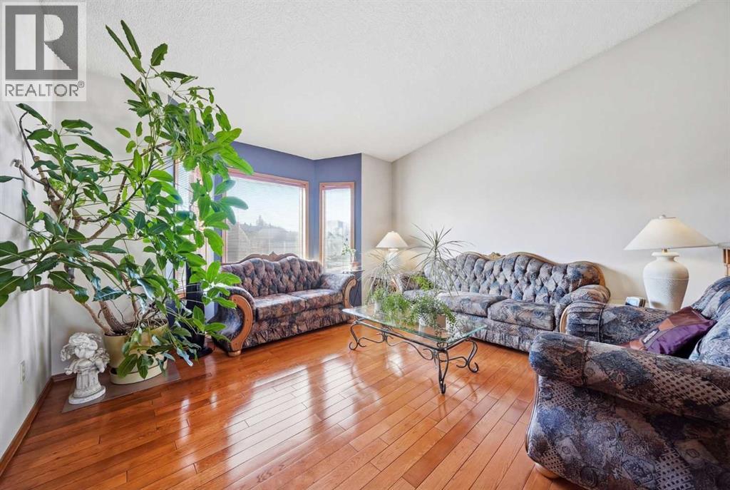 2855 Catalina Boulevard Ne, Calgary, Alberta  T1Y 6R2 - Photo 3 - A2292095