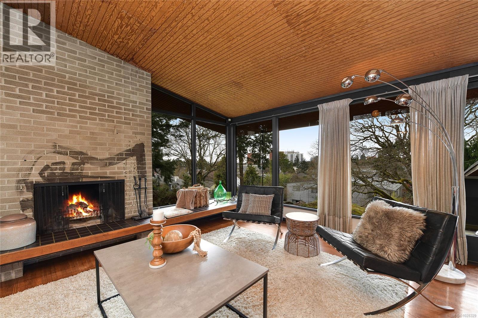 404 Henry St, Victoria, British Columbia  V9A 3J4 - Photo 3 - 1028329