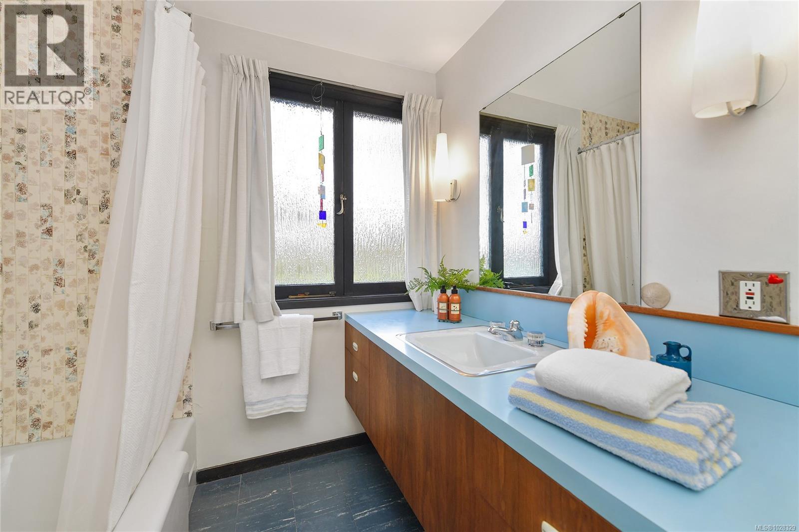 404 Henry St, Victoria, British Columbia  V9A 3J4 - Photo 17 - 1028329