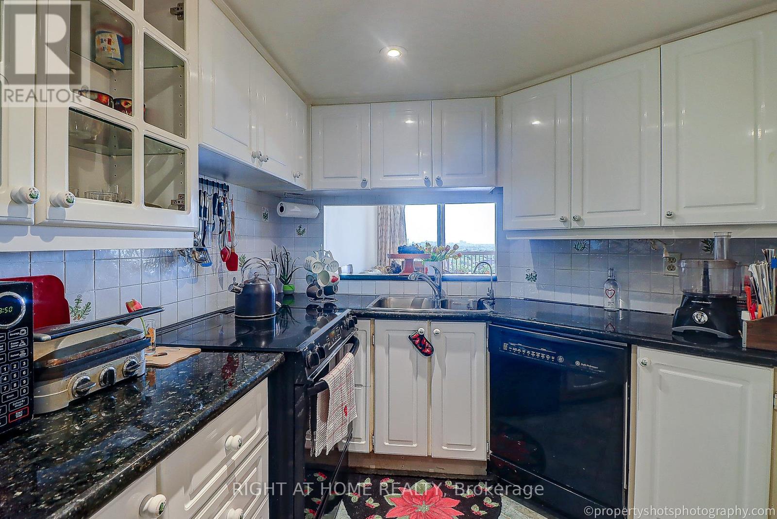 1703 - 77 Maitland Place, Toronto, Ontario  M4Y 2V6 - Photo 9 - C12883730