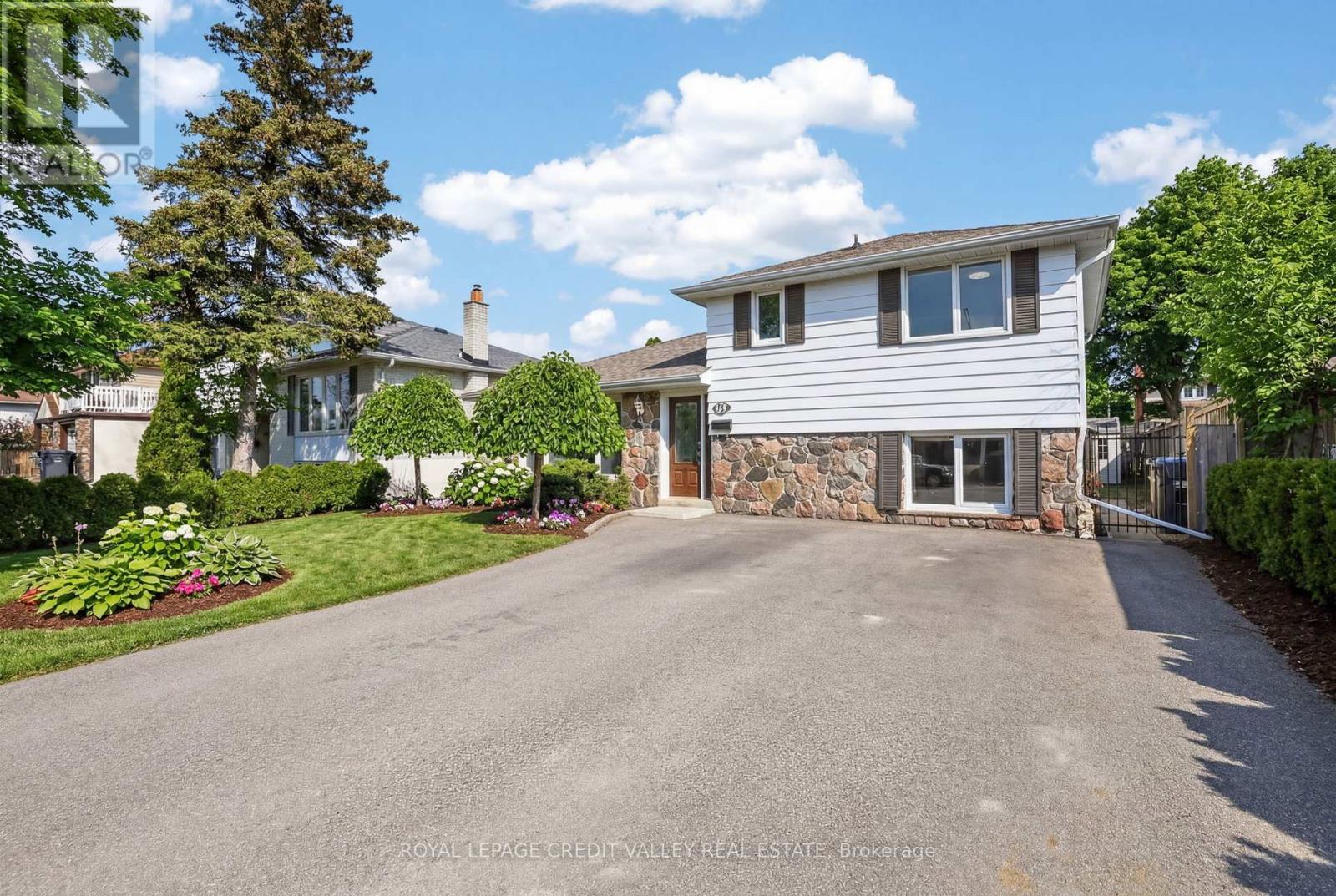 41 Staveley Crescent, Brampton, Ontario  L6W 2S1 - Photo 3 - W12880886