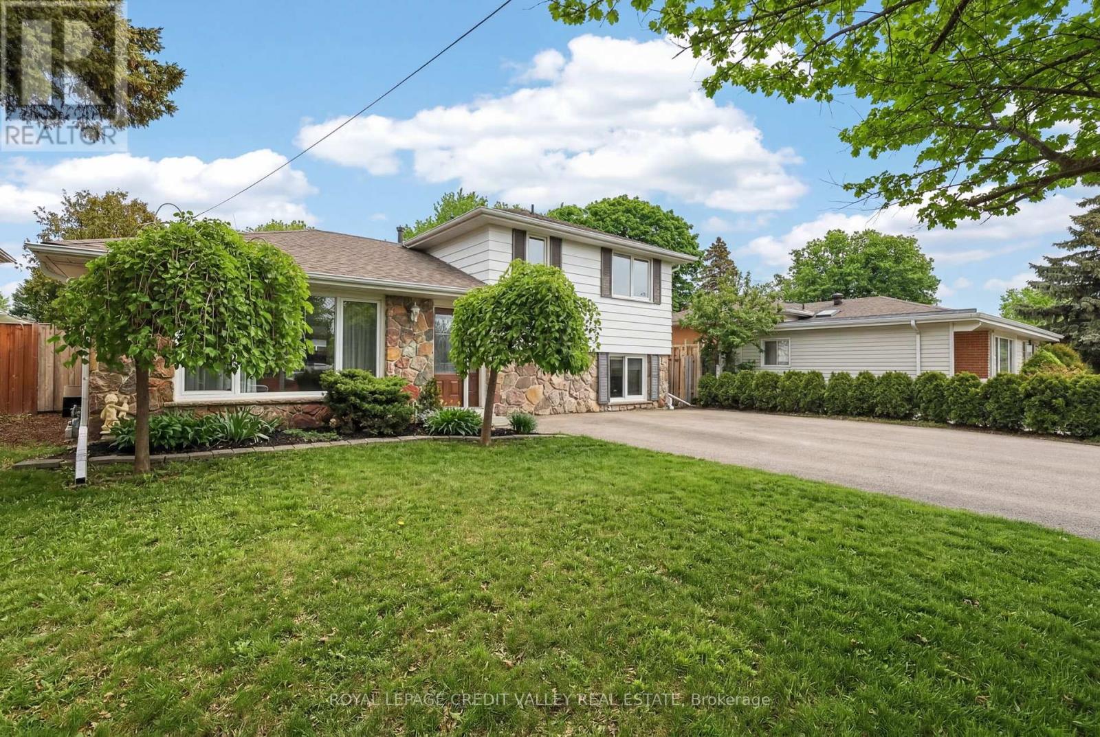 41 Staveley Crescent, Brampton, Ontario  L6W 2S1 - Photo 4 - W12880886