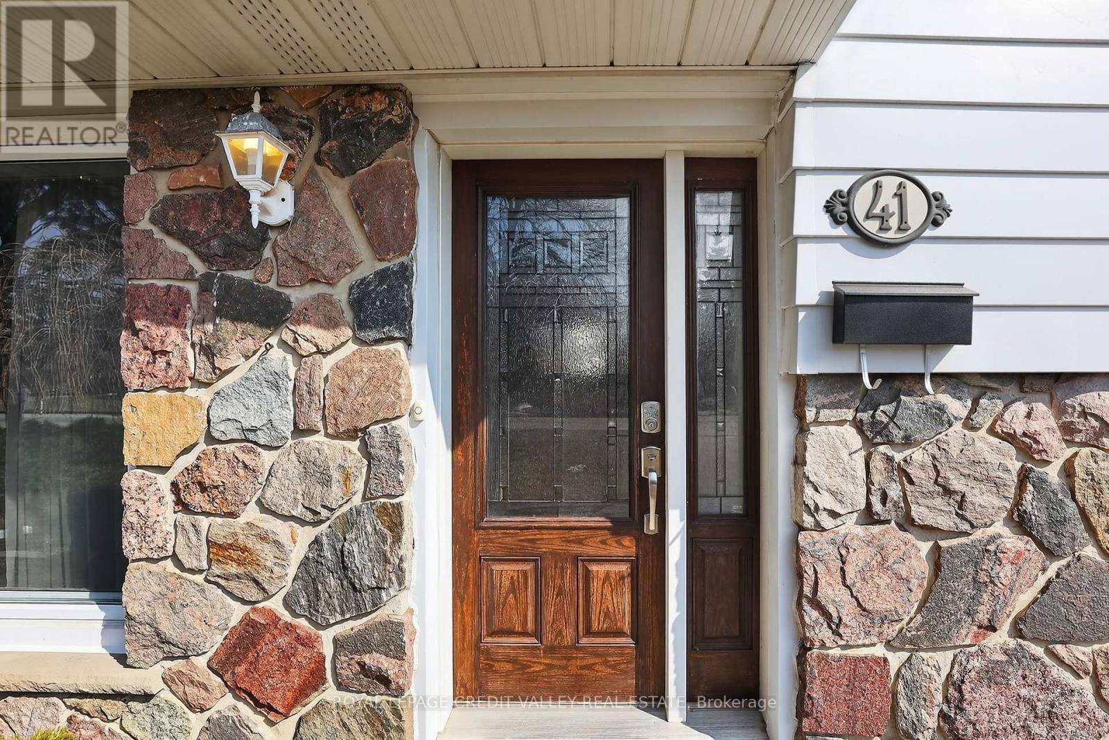 41 Staveley Crescent, Brampton, Ontario  L6W 2S1 - Photo 5 - W12880886