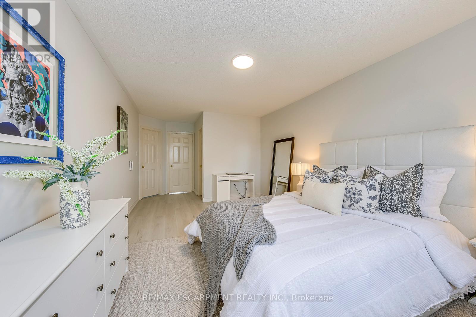 2468 Newcastle Crescent, Oakville, Ontario  L6M 4P3 - Photo 18 - W12883734