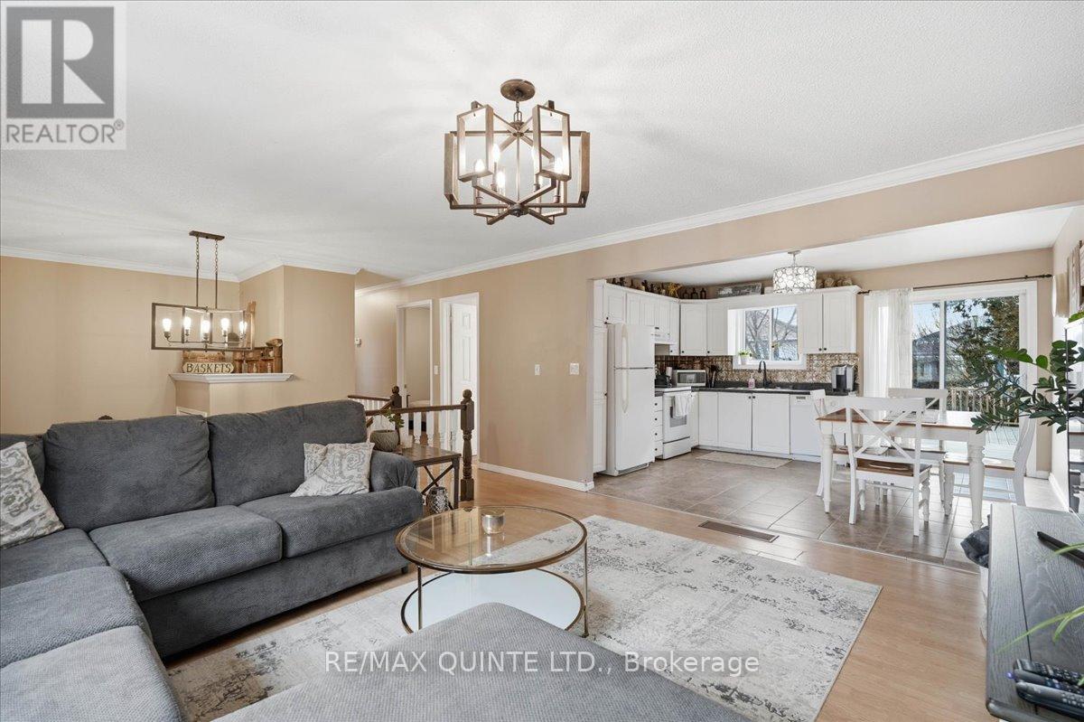 4 Harbourview Crescent, Prince Edward County, Ontario  K0K 3L0 - Photo 10 - X12883804