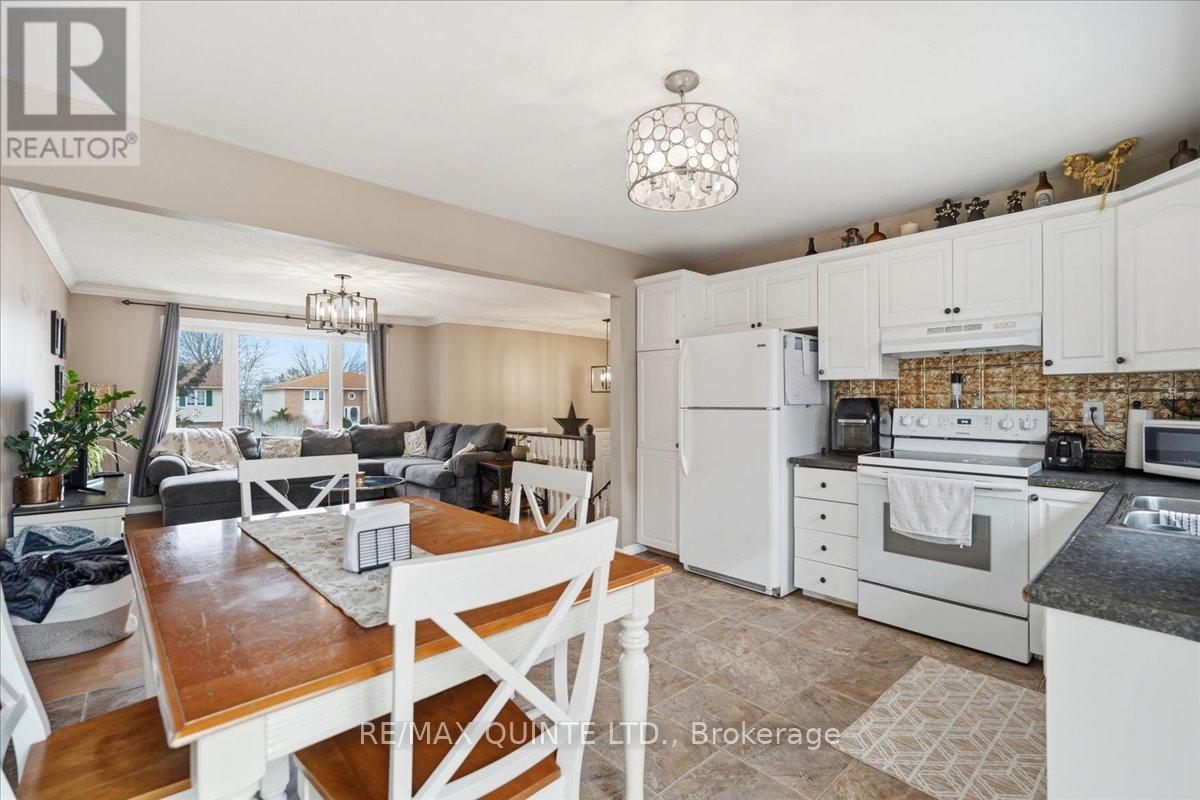 4 Harbourview Crescent, Prince Edward County, Ontario  K0K 3L0 - Photo 13 - X12883804