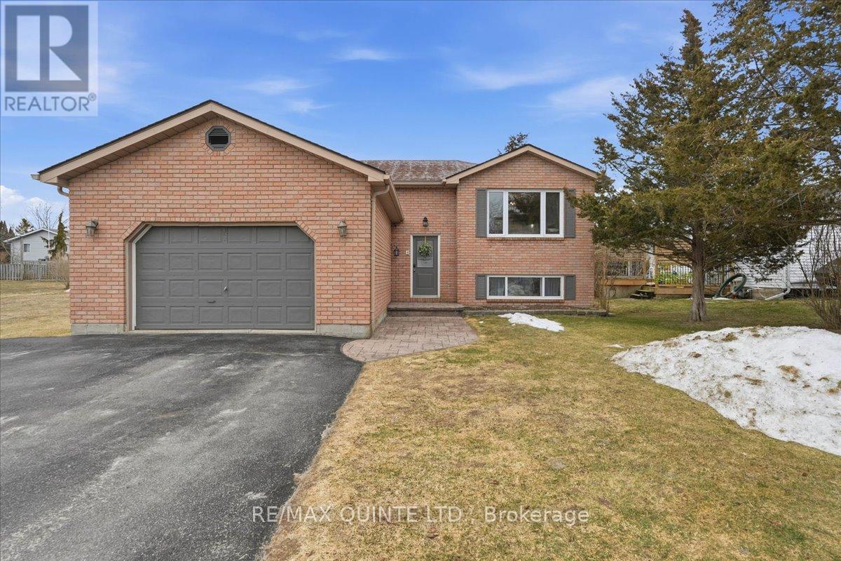 4 Harbourview Crescent, Prince Edward County, Ontario  K0K 3L0 - Photo 2 - X12883804