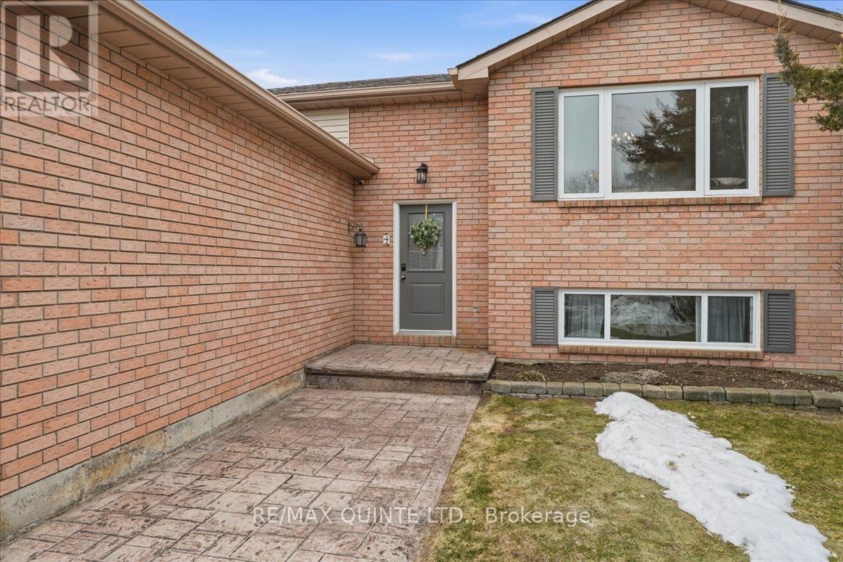 4 Harbourview Crescent, Prince Edward County, Ontario  K0K 3L0 - Photo 3 - X12883804