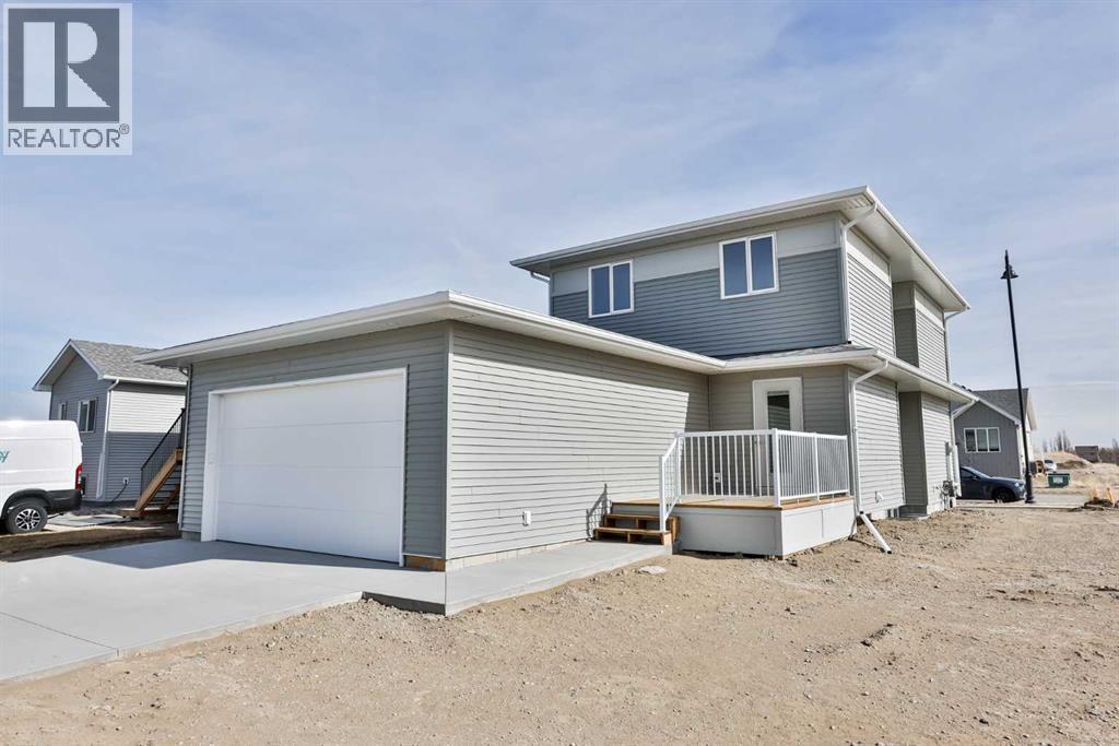 320 Aquitania Boulevard W, Lethbridge, Alberta  T1J 5T4 - Photo 2 - A2291984