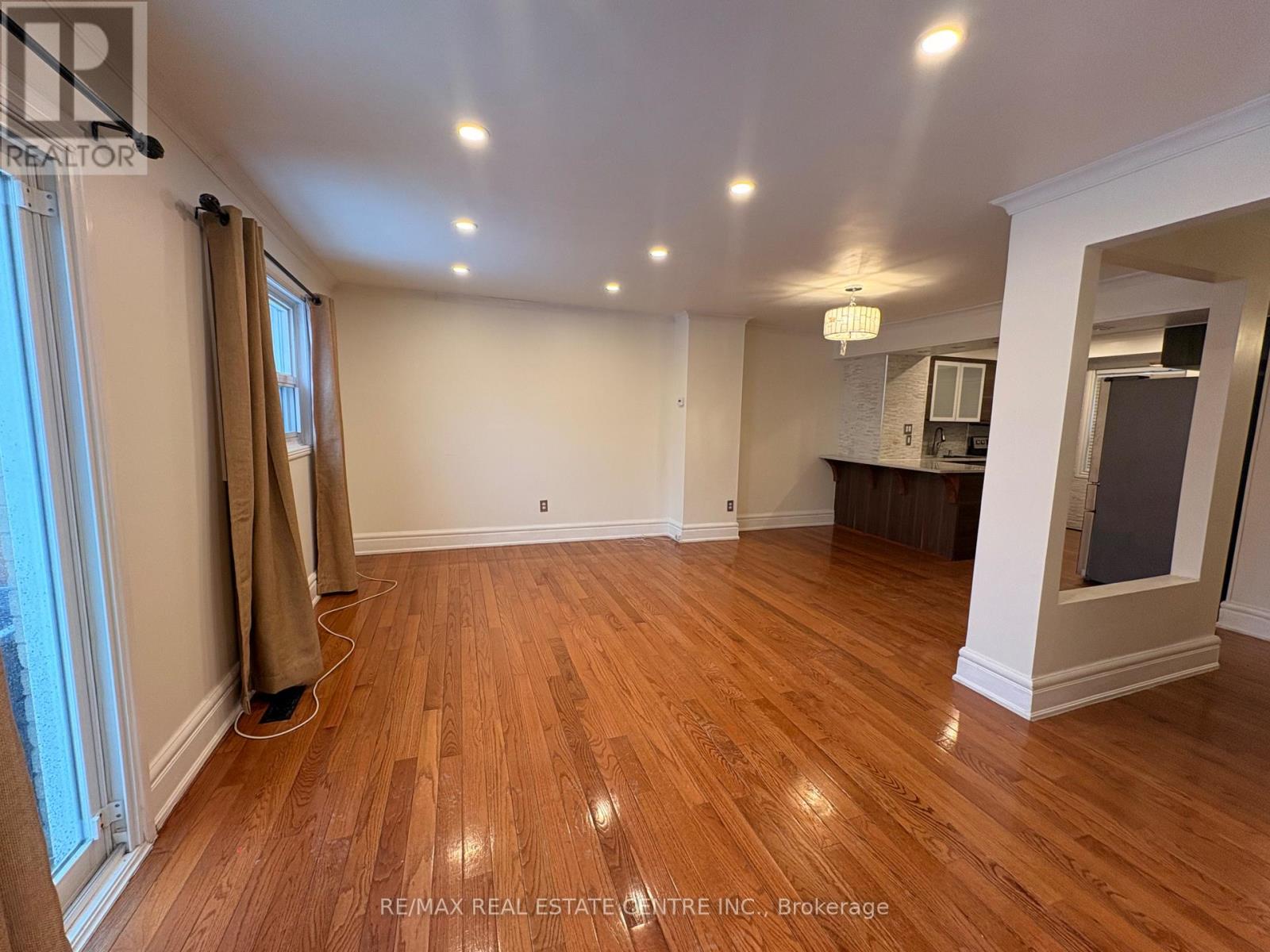 27 - 1055 Shawnmarr Road, Mississauga, Ontario L5H 3V2 - Photo 4 - W12883810