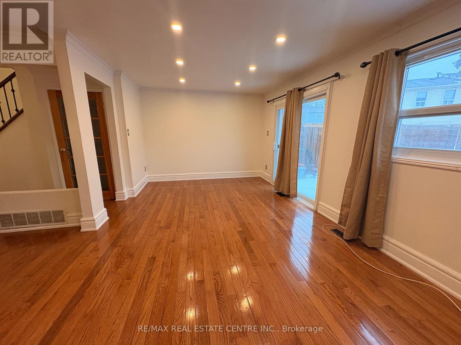 27 - 1055 Shawnmarr Road, Mississauga, Ontario L5H 3V2 - Photo 5 - W12883810