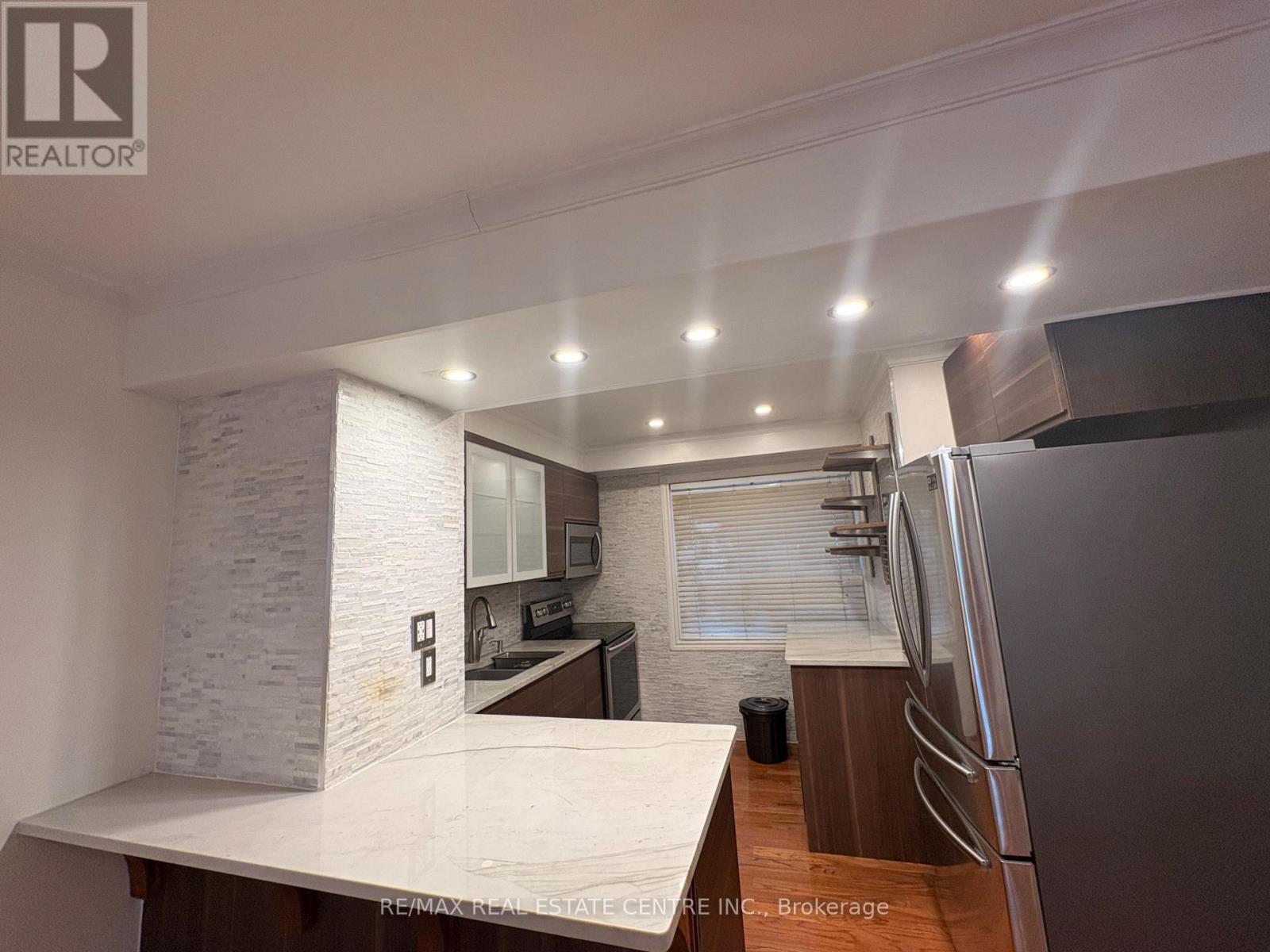 27 - 1055 Shawnmarr Road, Mississauga, Ontario L5H 3V2 - Photo 6 - W12883810