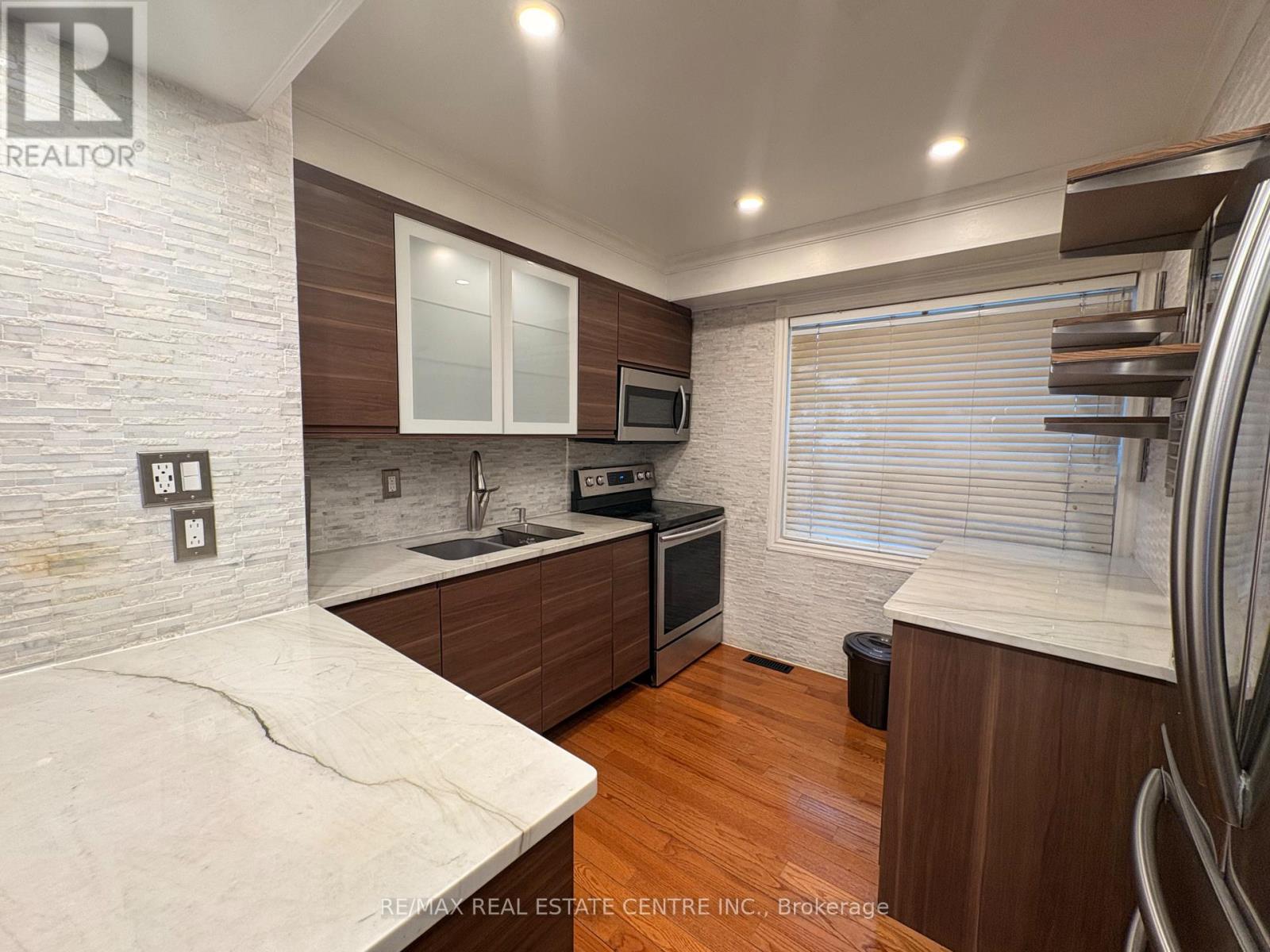 27 - 1055 Shawnmarr Road, Mississauga, Ontario L5H 3V2 - Photo 9 - W12883810