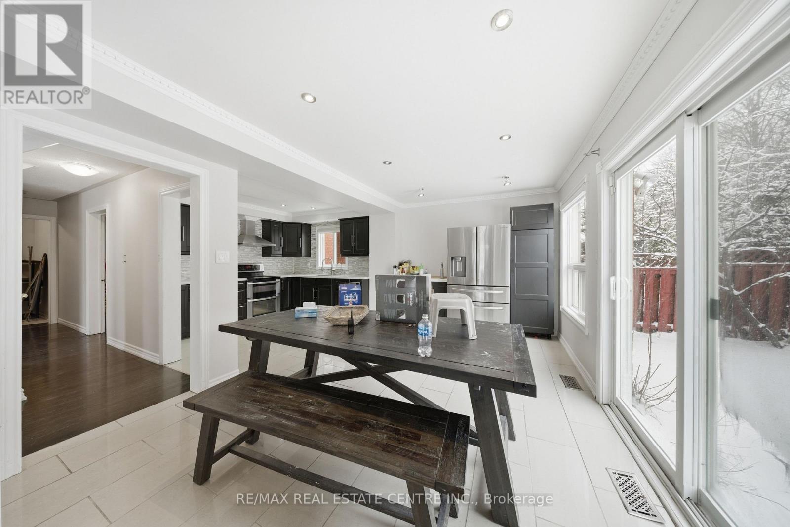 36 Woodbury Court, Brampton (Fletcher's West), Ontario  L6Y 4K5 - Photo 11 - W12880612