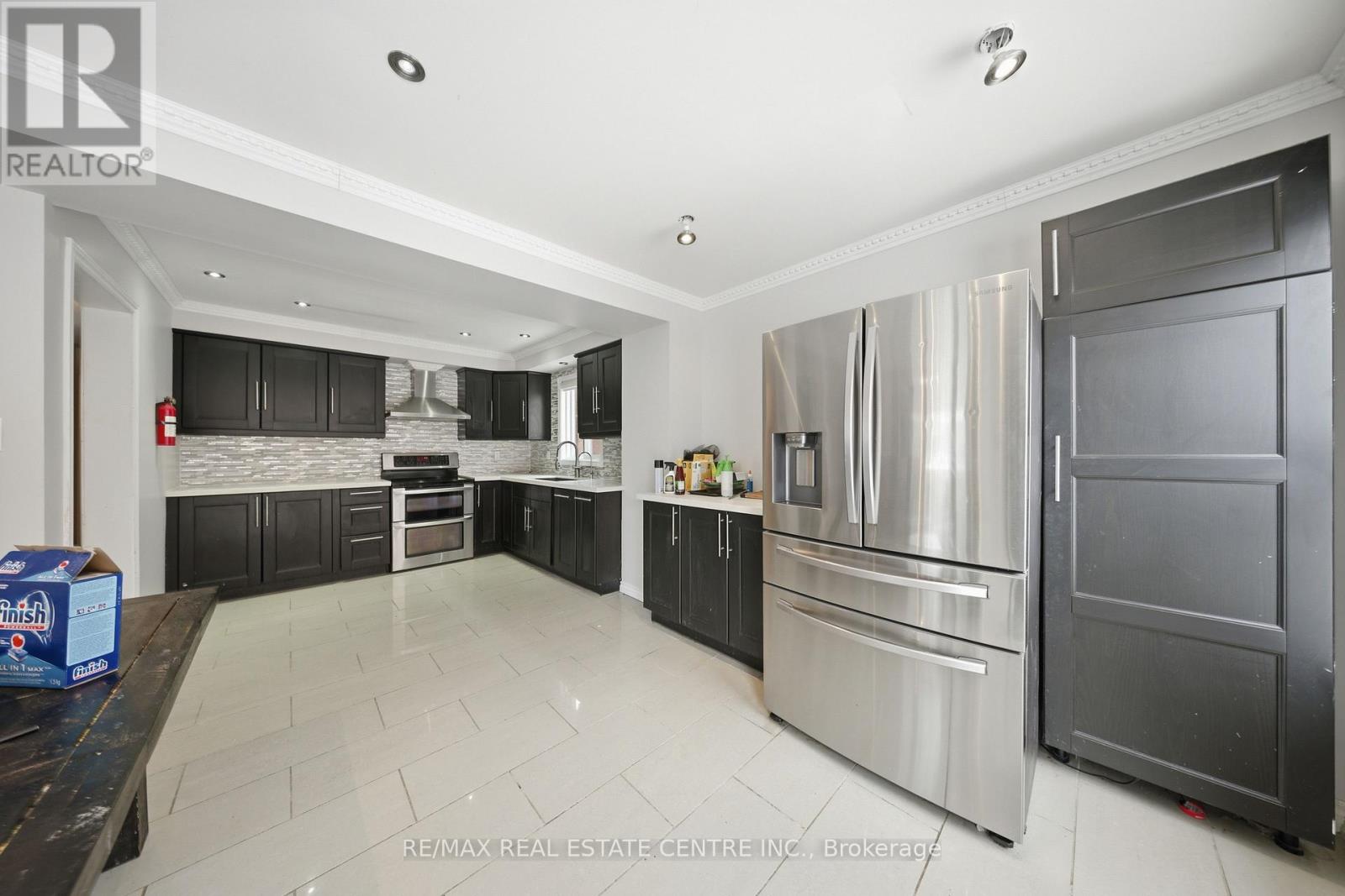 36 Woodbury Court, Brampton (Fletcher's West), Ontario  L6Y 4K5 - Photo 10 - W12880612