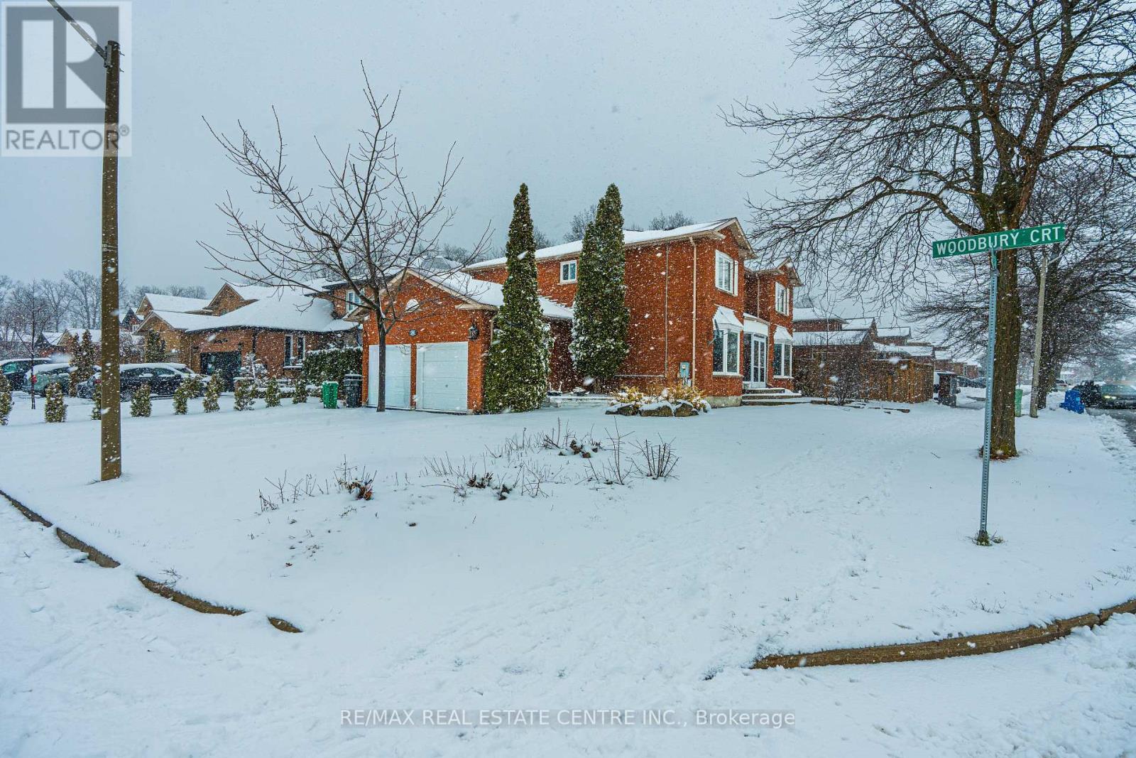 36 Woodbury Court, Brampton (Fletcher's West), Ontario  L6Y 4K5 - Photo 3 - W12880612