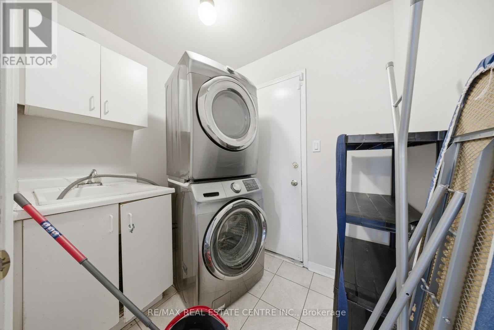 36 Woodbury Court, Brampton (Fletcher's West), Ontario  L6Y 4K5 - Photo 13 - W12880612