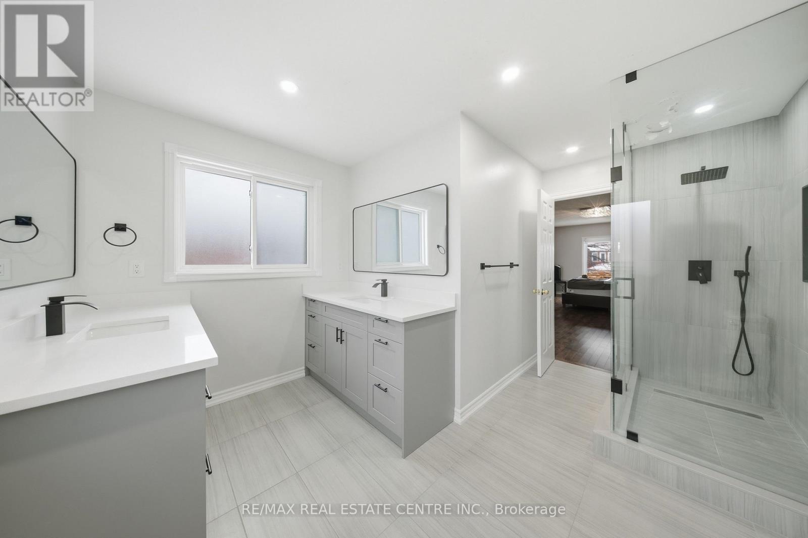 36 Woodbury Court, Brampton (Fletcher's West), Ontario  L6Y 4K5 - Photo 17 - W12880612