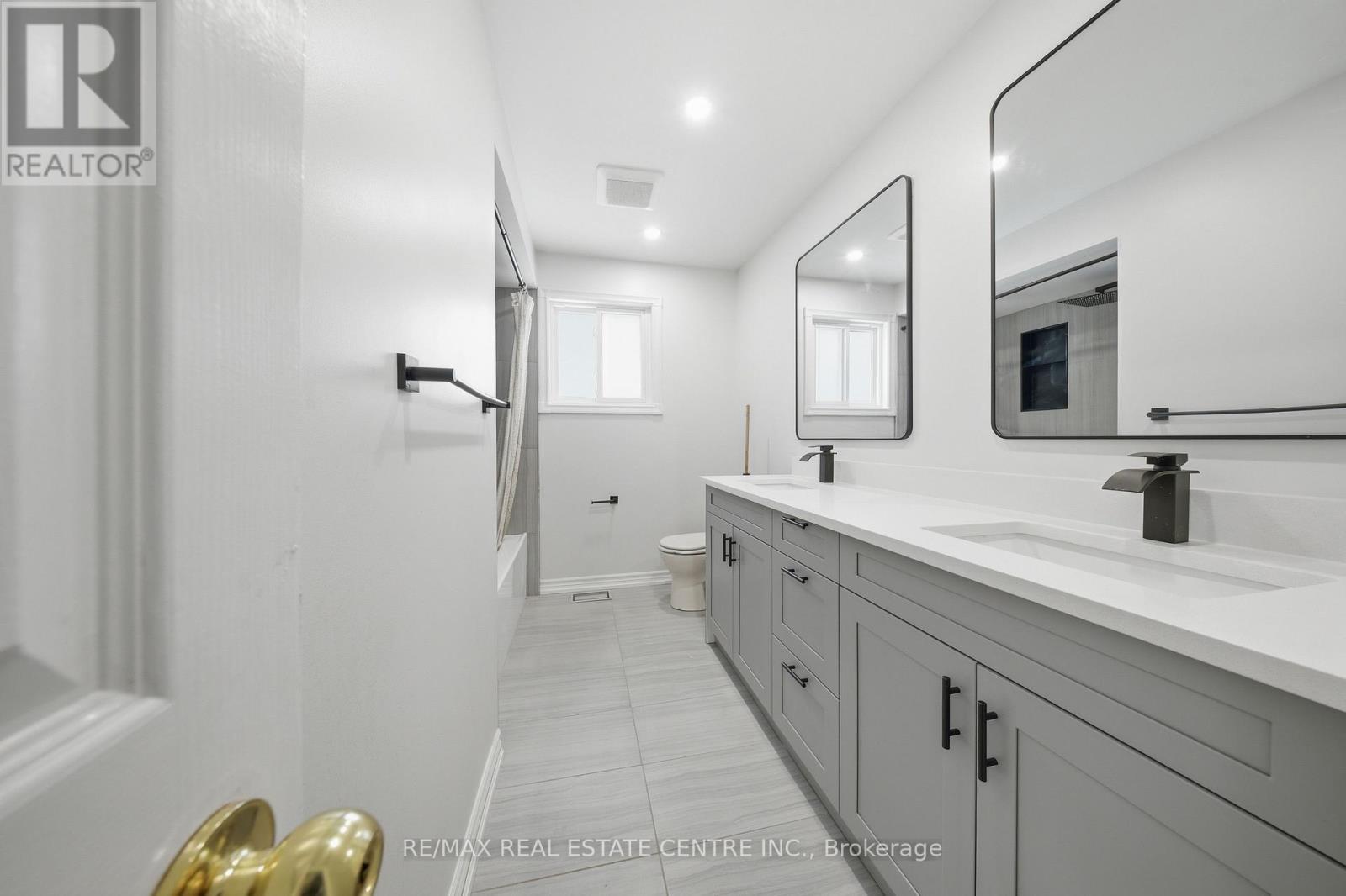 36 Woodbury Court, Brampton (Fletcher's West), Ontario  L6Y 4K5 - Photo 22 - W12880612