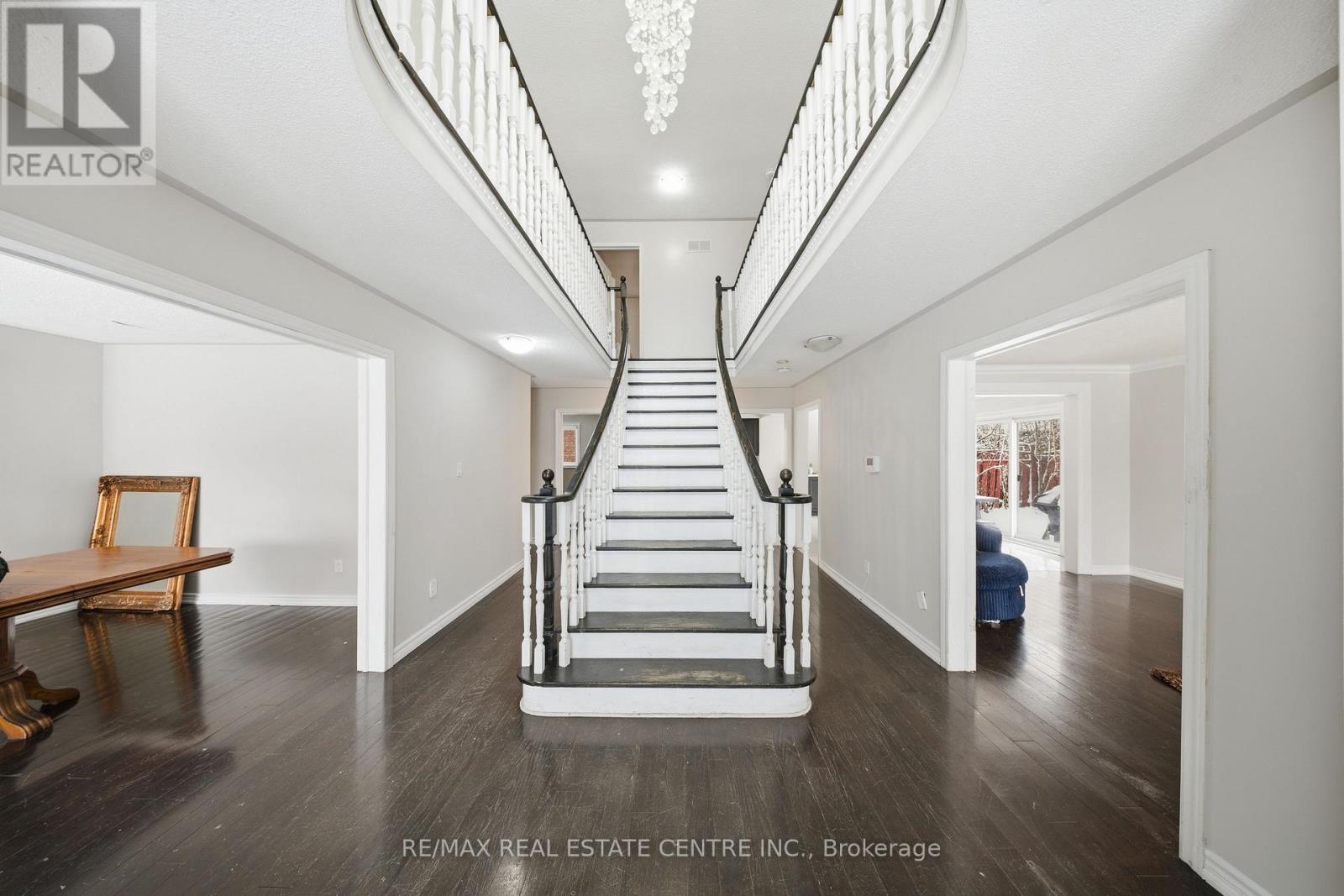 36 Woodbury Court, Brampton (Fletcher's West), Ontario  L6Y 4K5 - Photo 5 - W12880612