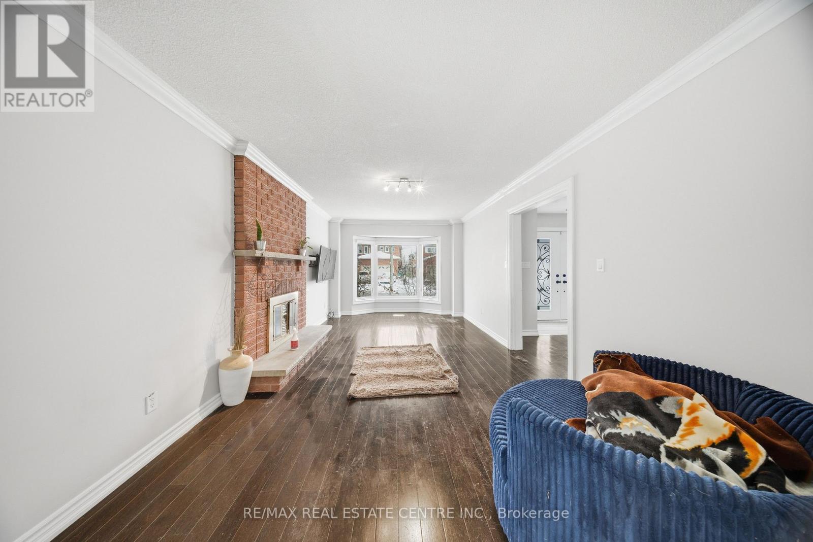 36 Woodbury Court, Brampton (Fletcher's West), Ontario  L6Y 4K5 - Photo 7 - W12880612