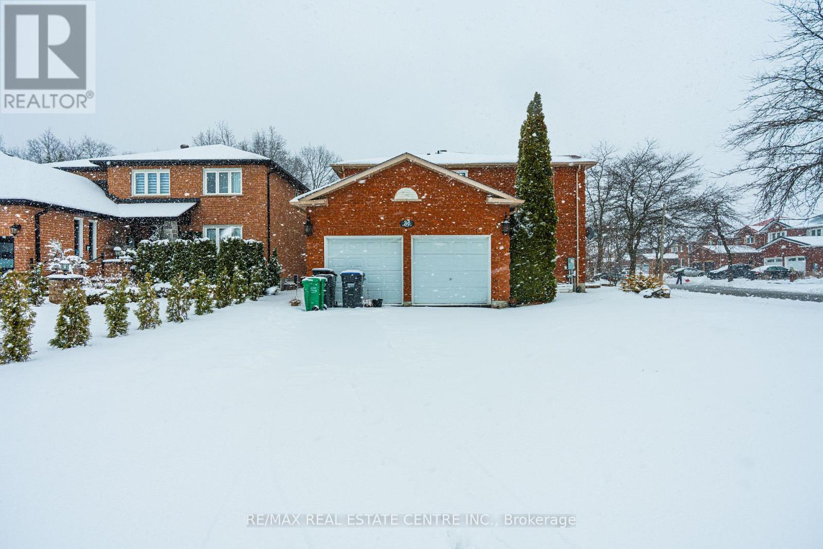 36 Woodbury Court, Brampton (Fletcher's West), Ontario  L6Y 4K5 - Photo 2 - W12880612