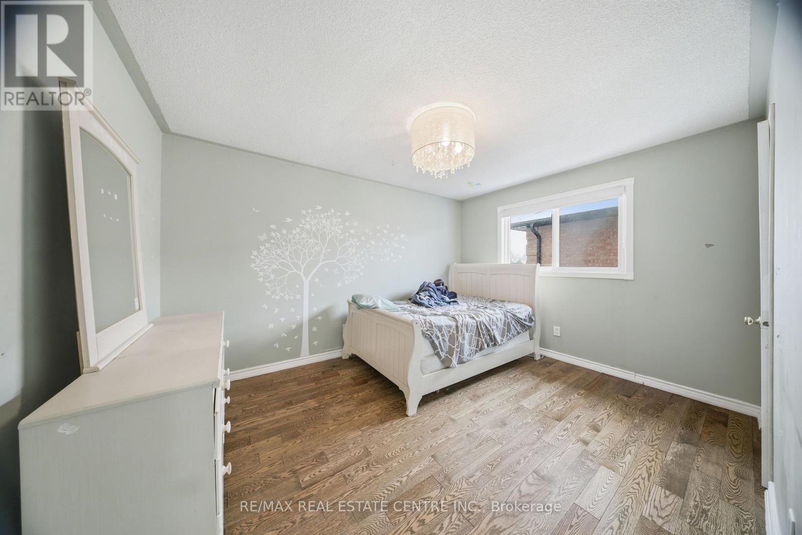 36 Woodbury Court, Brampton (Fletcher's West), Ontario  L6Y 4K5 - Photo 18 - W12880612