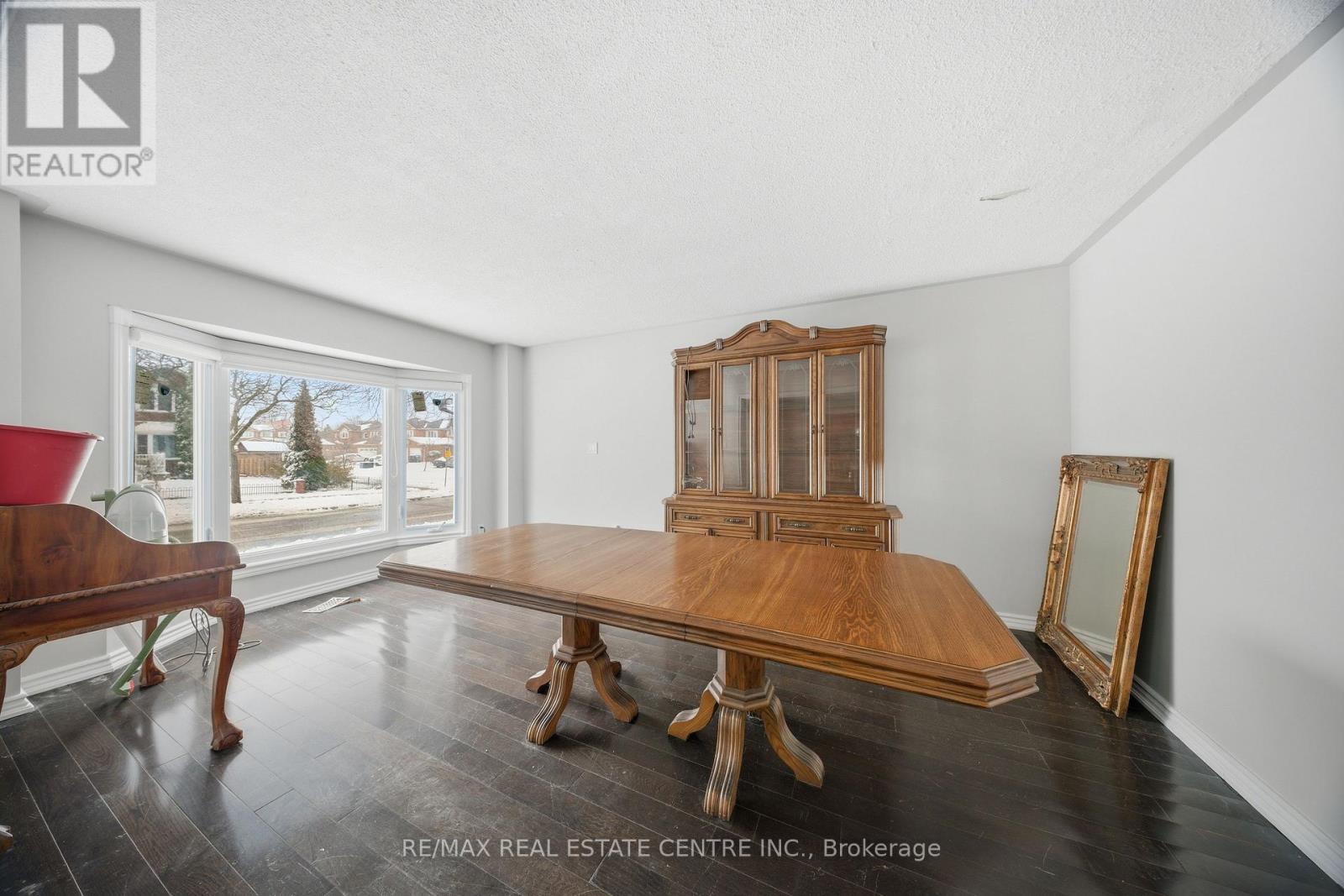 36 Woodbury Court, Brampton (Fletcher's West), Ontario  L6Y 4K5 - Photo 6 - W12880612