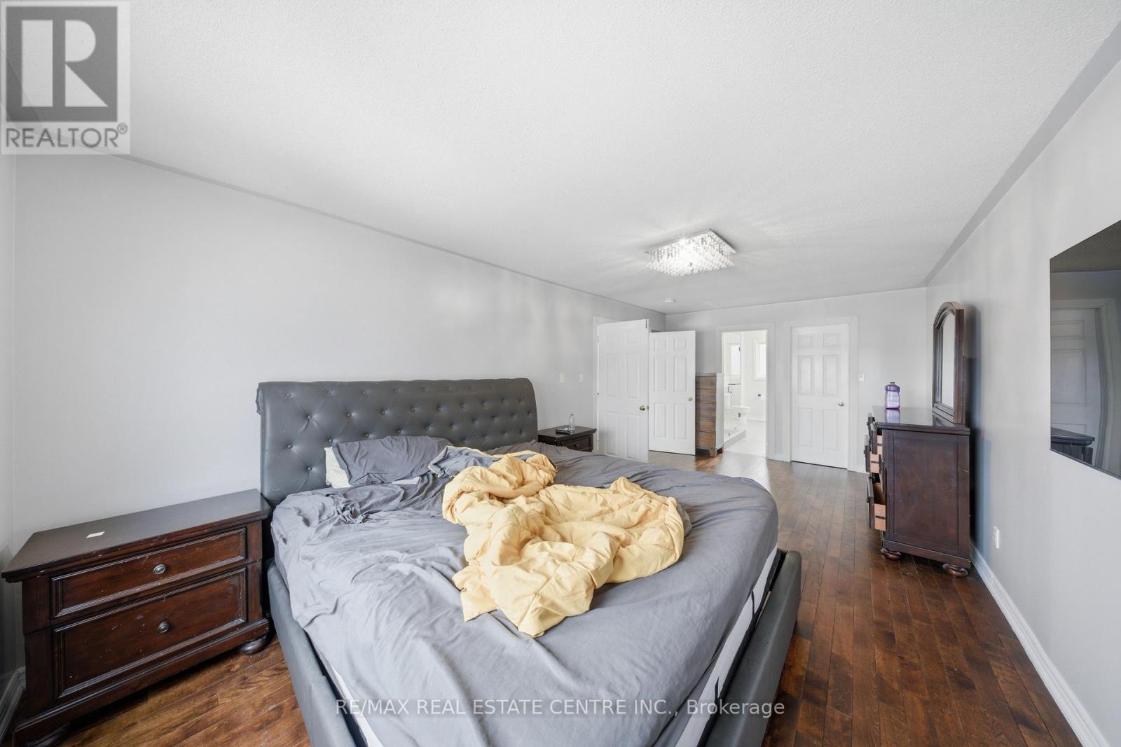 36 Woodbury Court, Brampton (Fletcher's West), Ontario  L6Y 4K5 - Photo 16 - W12880612