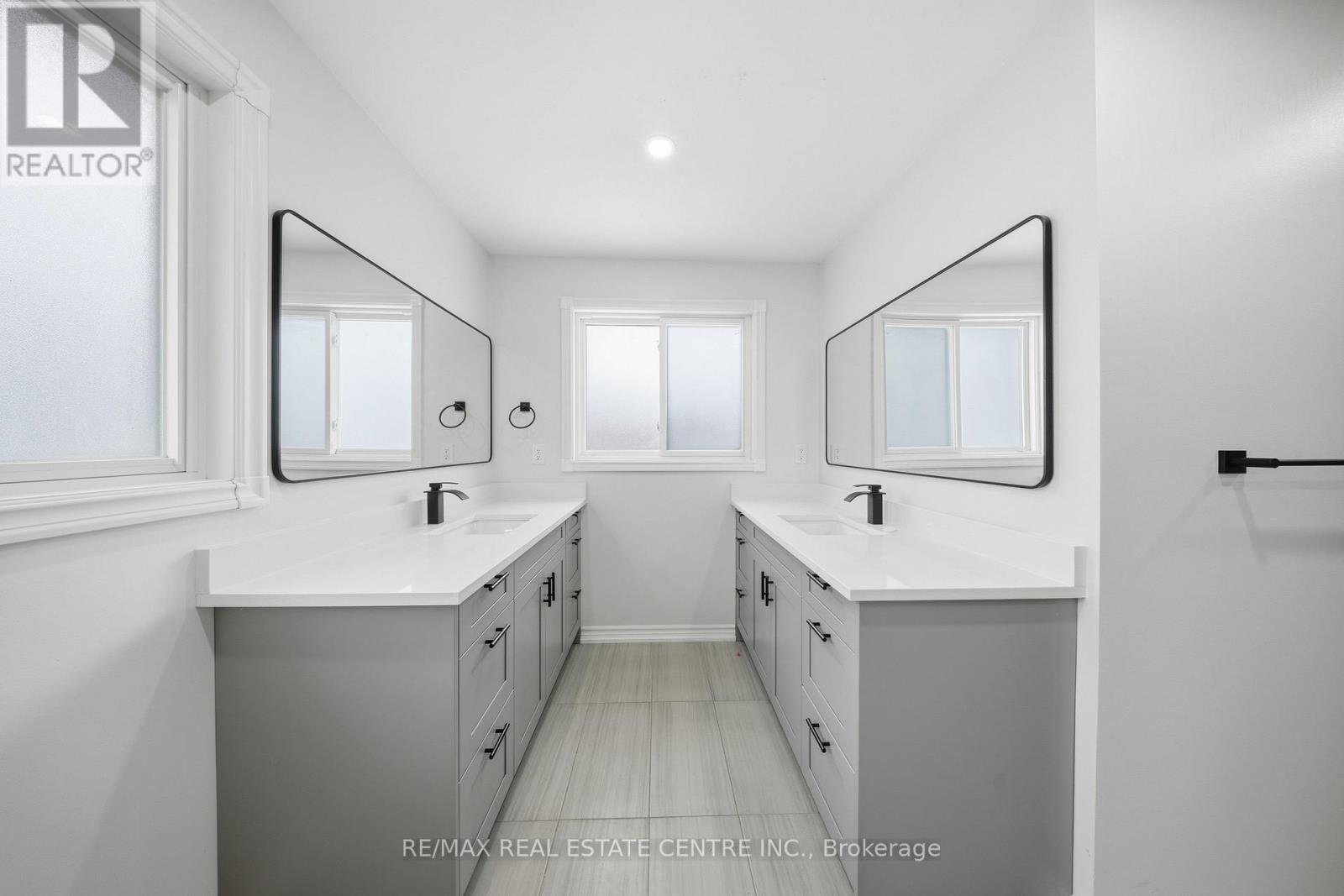 36 Woodbury Court, Brampton (Fletcher's West), Ontario  L6Y 4K5 - Photo 21 - W12880612