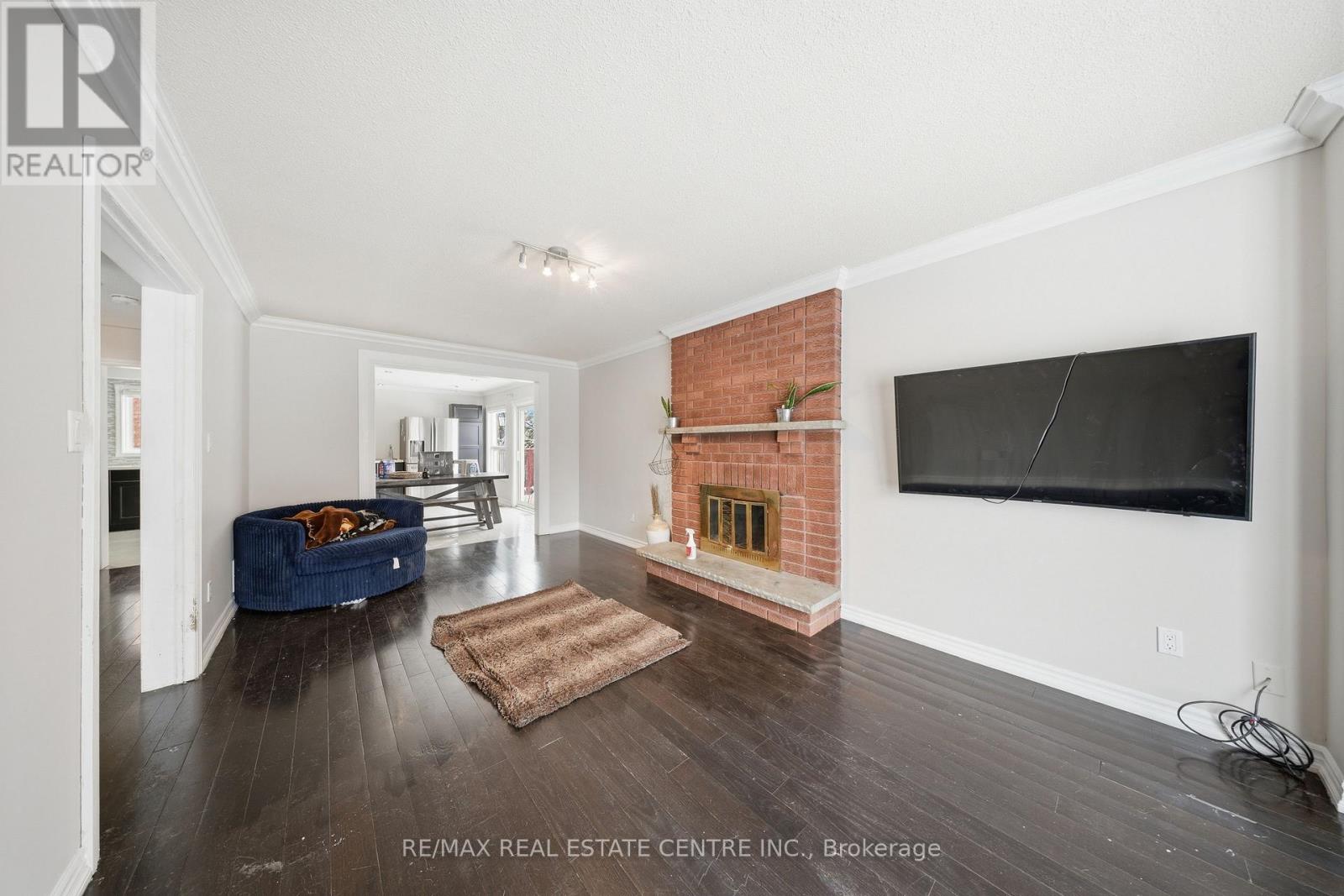 36 Woodbury Court, Brampton (Fletcher's West), Ontario  L6Y 4K5 - Photo 8 - W12880612