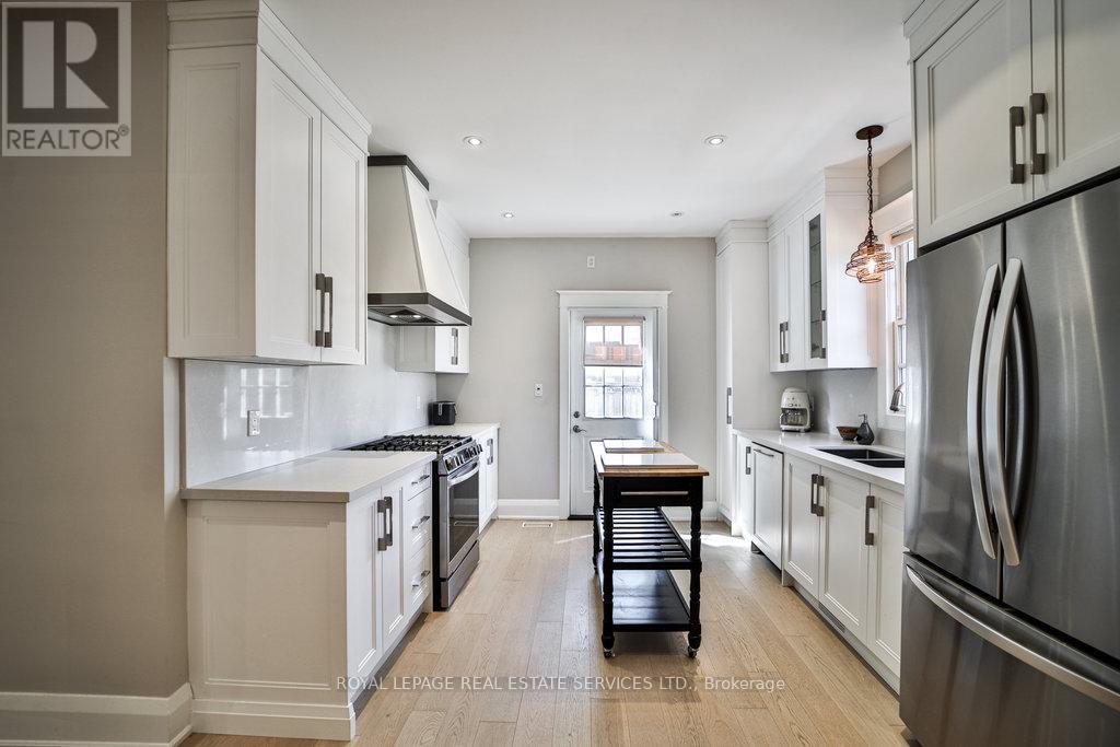 128 Chisholm Street, Oakville, Ontario  L6K 3J2 - Photo 6 - W12883852