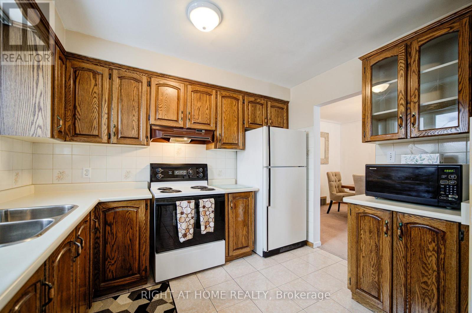 14 Castlebury Crescent, Toronto (Bayview Woods-Steeles), Ontario  M2H 1W6 - Photo 18 - C12883938