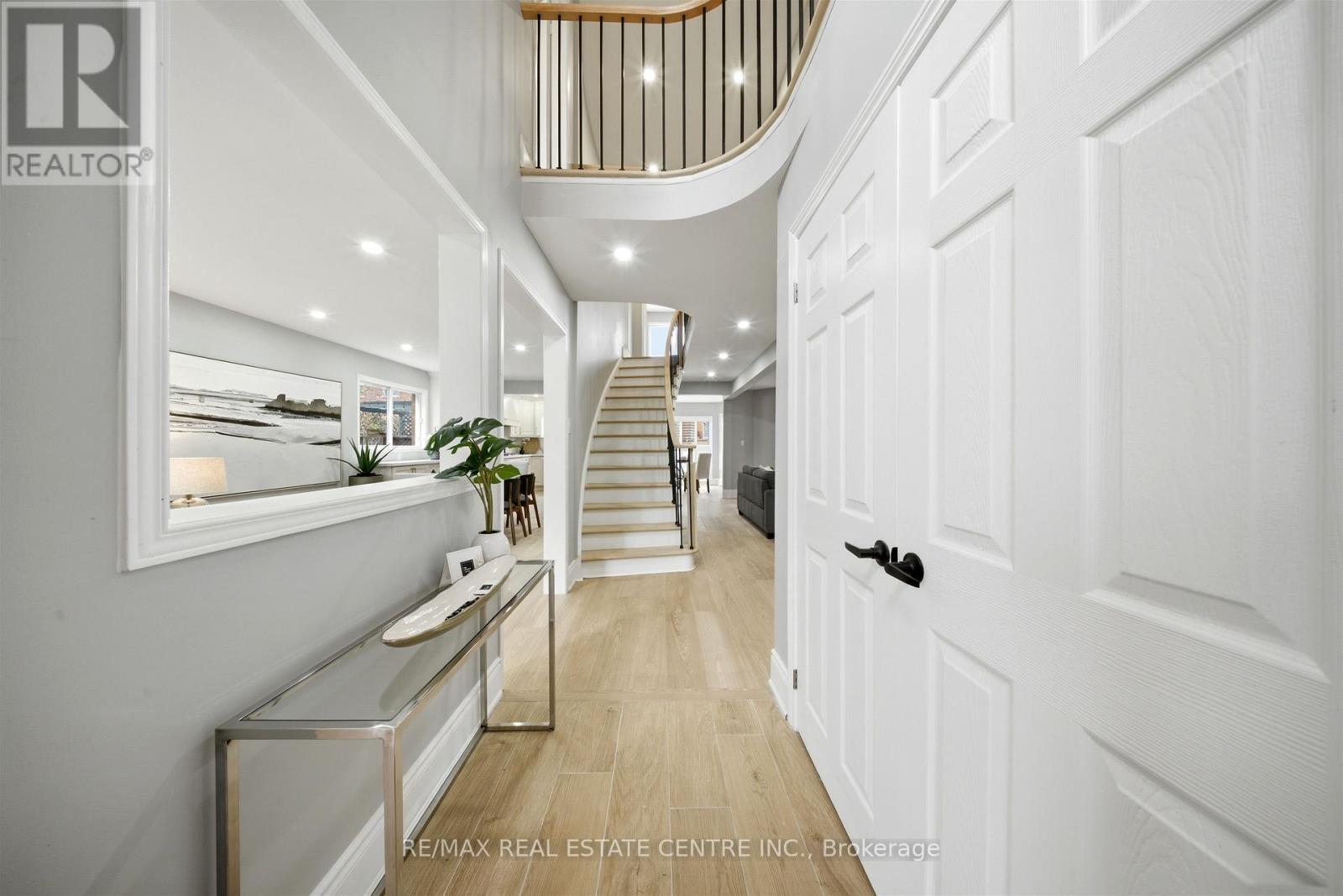 2216 Vista Oak Road, Oakville, Ontario  L6M 3L7 - Photo 4 - W12876788