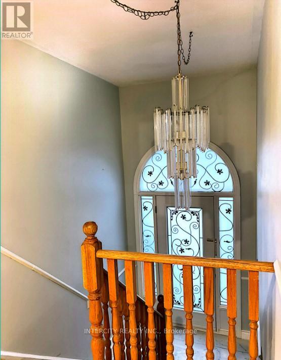 308 Centre Street N, Brampton, Ontario  L6V 2R4 - Photo 3 - W12830176