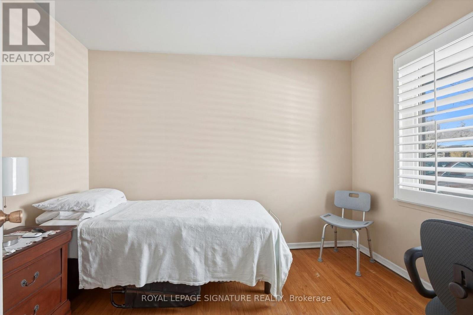 1389 Tyneburn Crescent, Mississauga, Ontario  L4X 1P6 - Photo 5 - W12883912